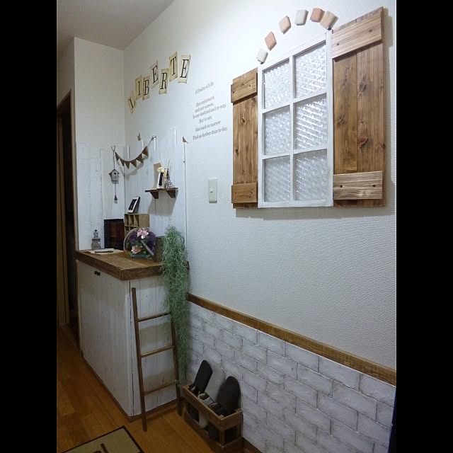 【100均DIY】発泡スチロールレンガ壁の作り方と部屋実例 RoomClip mag 暮らしとインテリアのwebマガジン