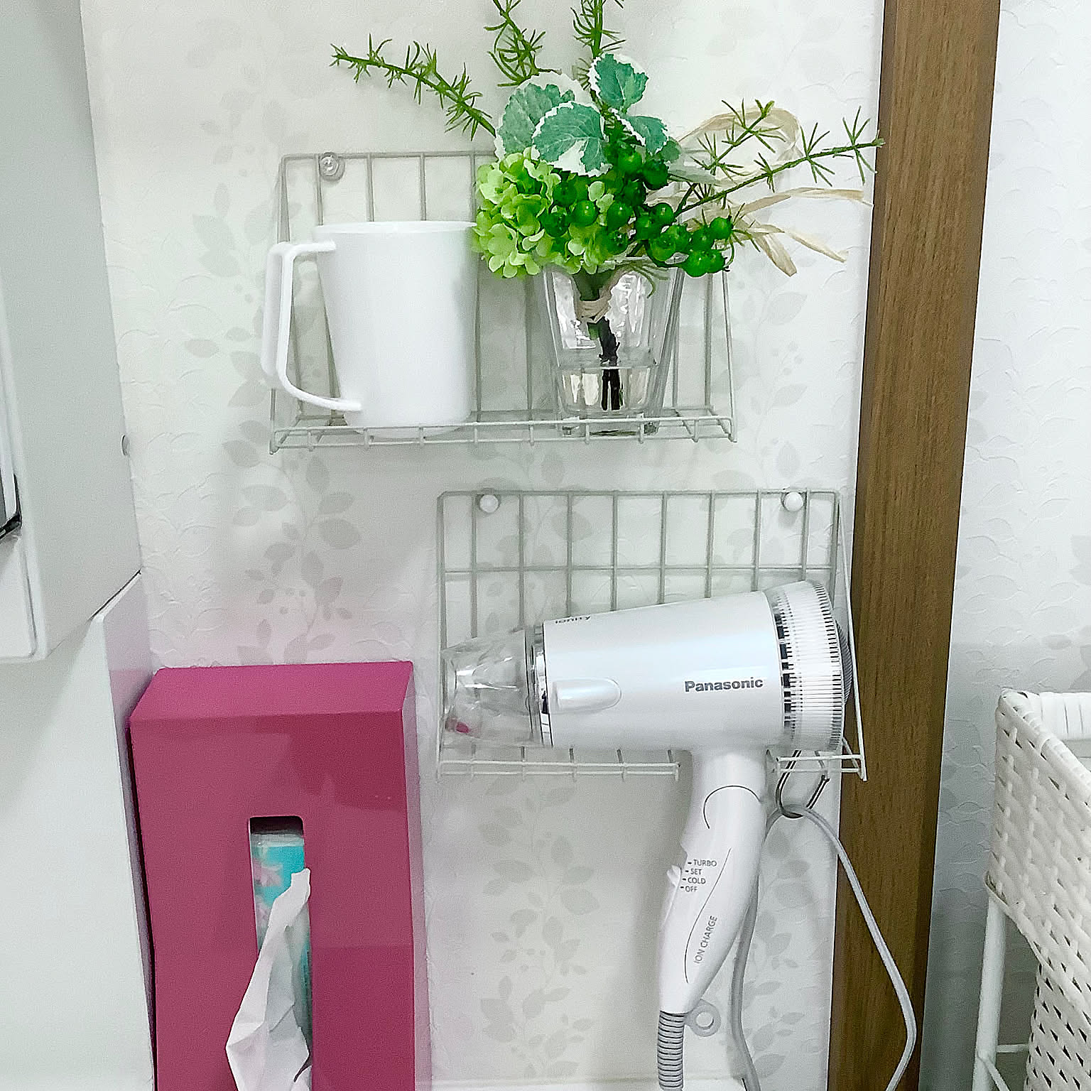 「切って整えるだけ♪サッと手に取れるドライヤーホルダーのつくり方」 by haruminさん