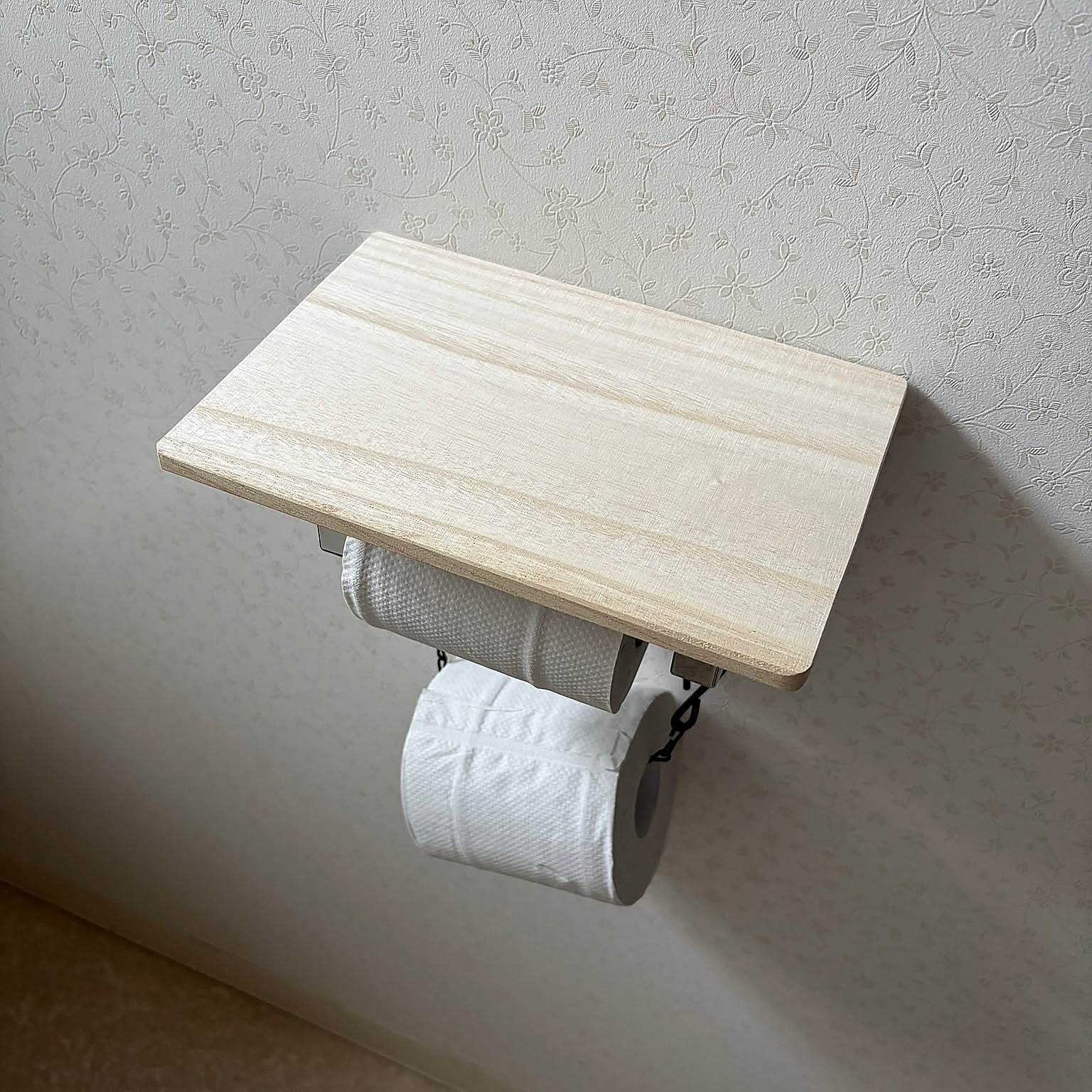 「サクッとトイレットペーパーホルダーに棚を付ける方法」 by alchoさん