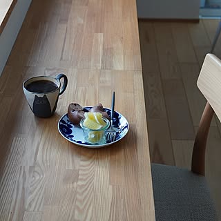 「瑠璃色の花がデザインされた、瑞々しく華やかで万能なお皿」 by kumako.ieさん