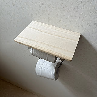 「サクッとトイレットペーパーホルダーに棚を付ける方法」 by alchoさん