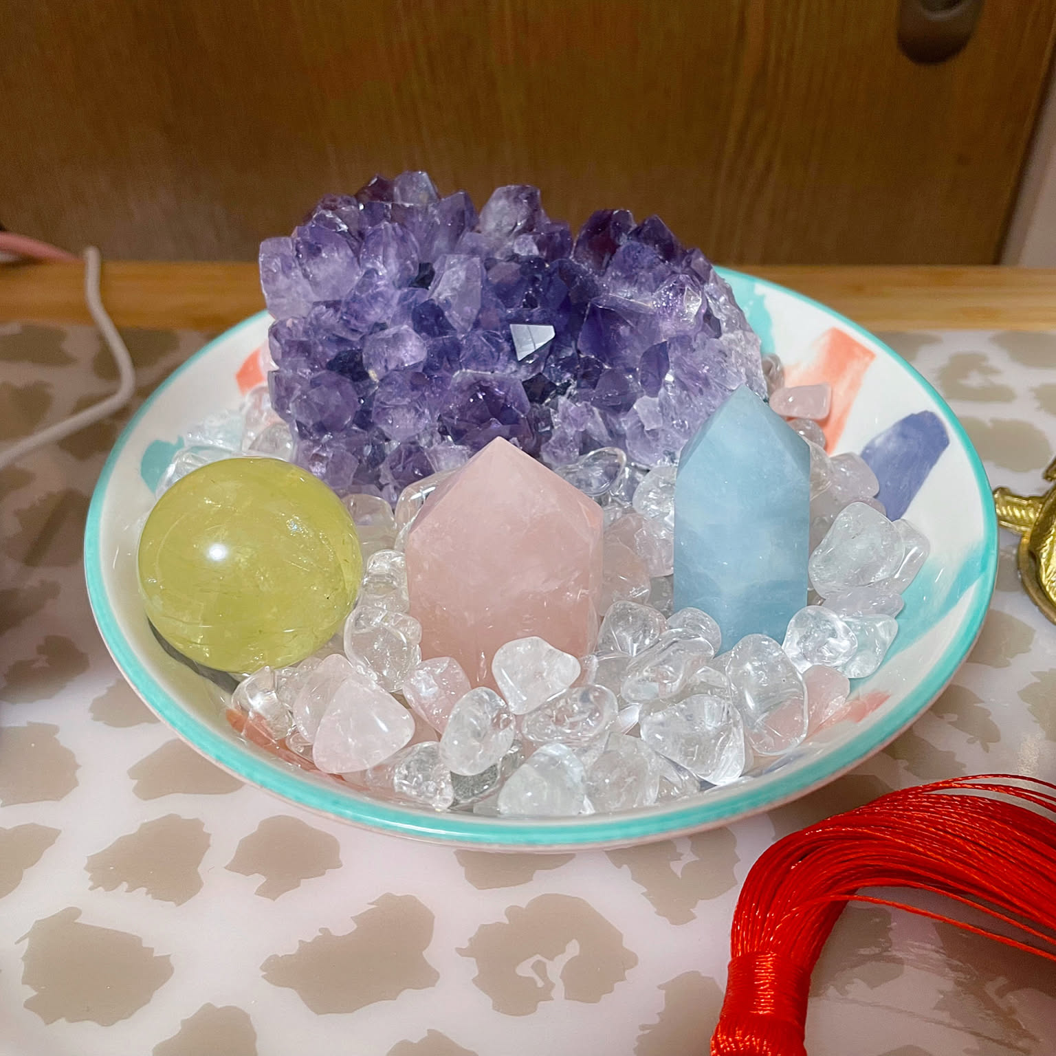 紫水晶。エメラルド。【綺麗な鉱石となります。お部屋のインテリアとかに如何ですか】 水晶 アメジストのおしゃれなアレンジ・飾り方のインテリア実例