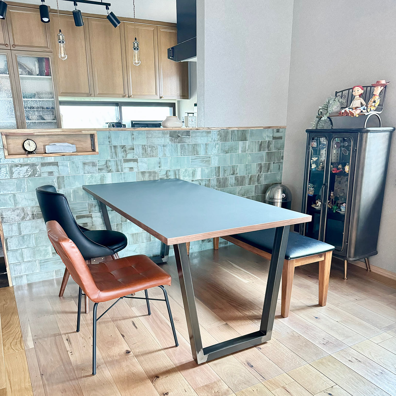 ダイニングテーブル リノリウム天板のおすすめ商品とおしゃれな実例