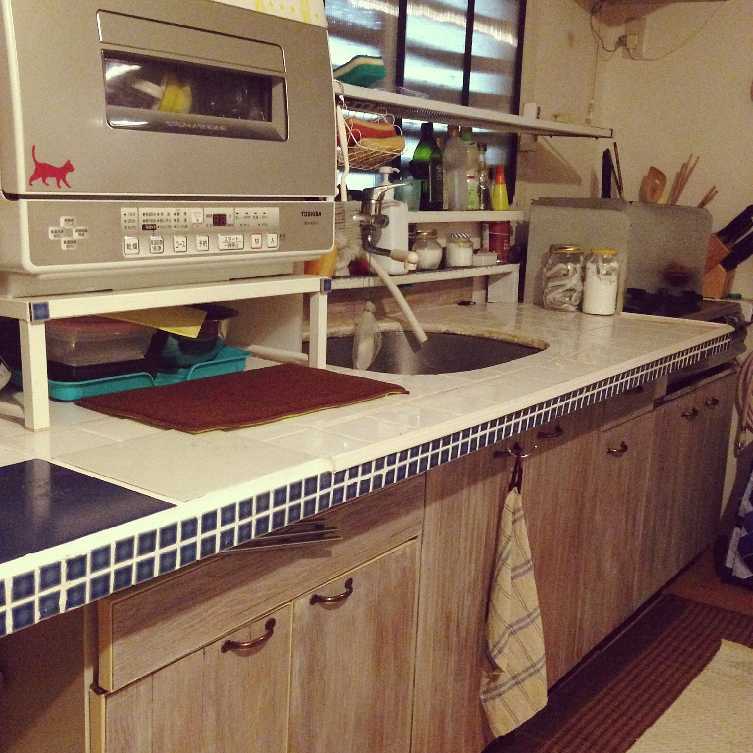 ライトブラウン 食器棚 タイル調天板 楽天市場】両面 カウンター キャビネット W1250 オーダーメイド