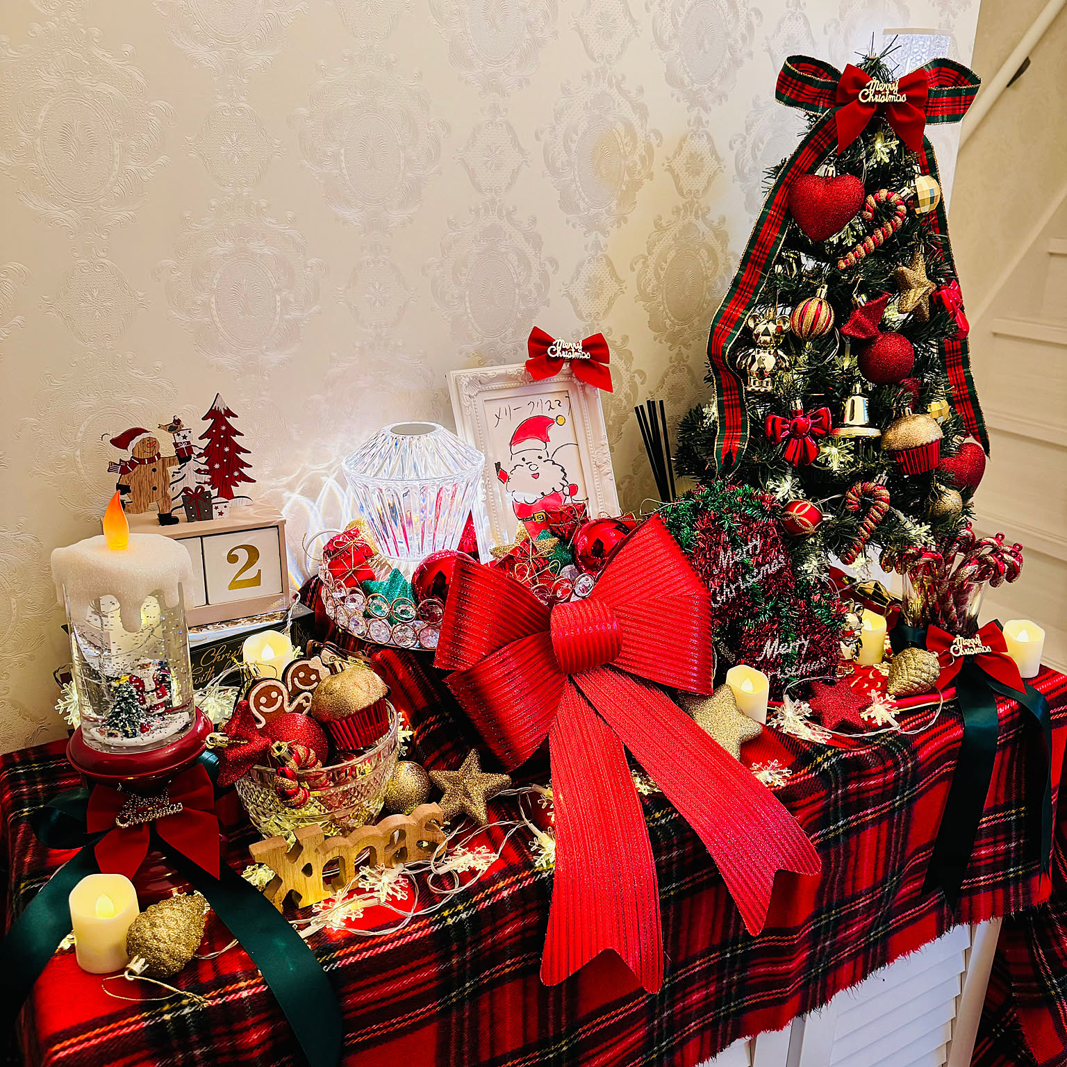 赤いリボンとボールのクリスマスツリー クリスマスツリー 赤いリボンのおすすめ商品とおしゃれな実例