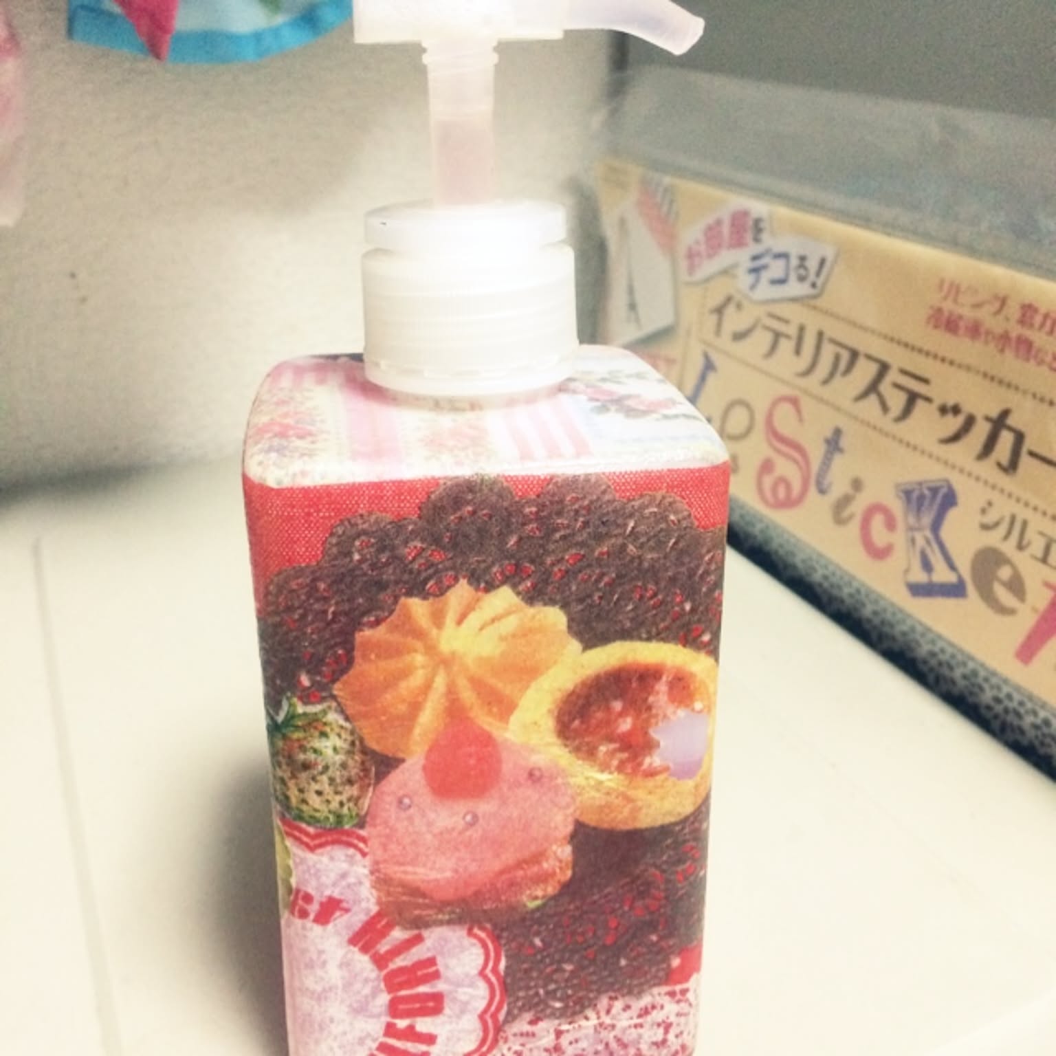 デコパージュꔛ‬ꕤ 泡ハンドソープボトル♡インテリア雑貨♡薔薇♡リメイク ボトル デコパージュのおしゃれなアレンジ・飾り方のインテリア実例