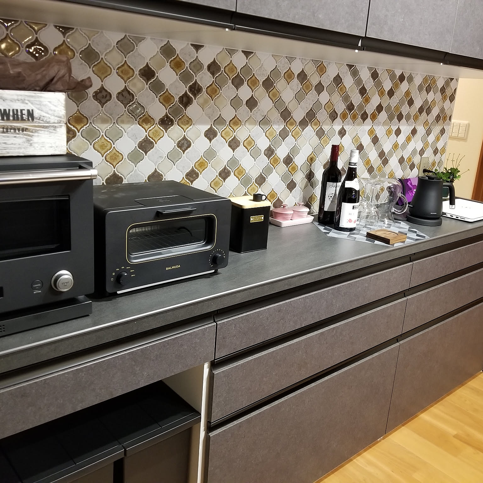 グレーのキッチンキャビネット グレーのキッチンキャビネット