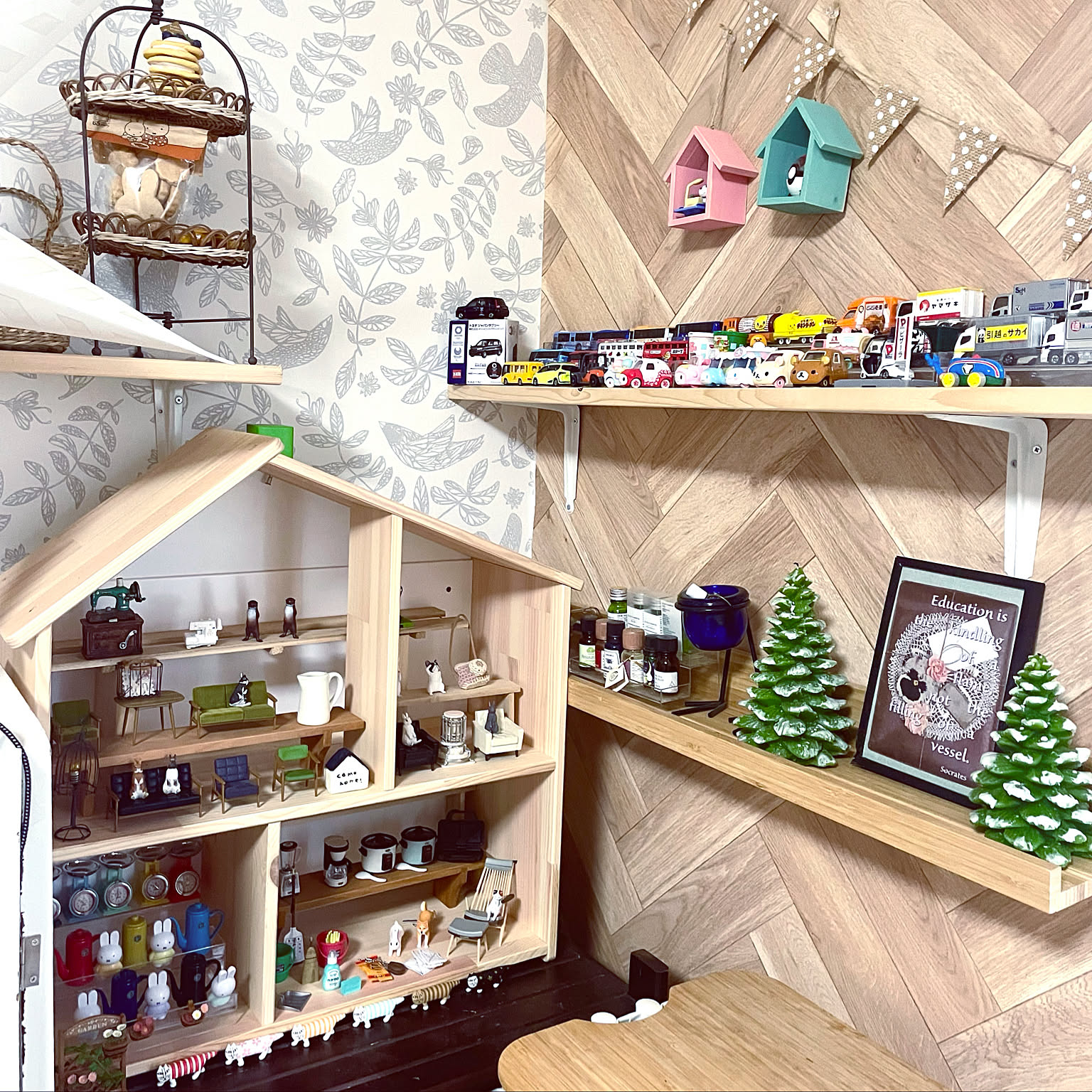 ミニチュア家具 4段木製シェルフ インテリアやドールハウスに