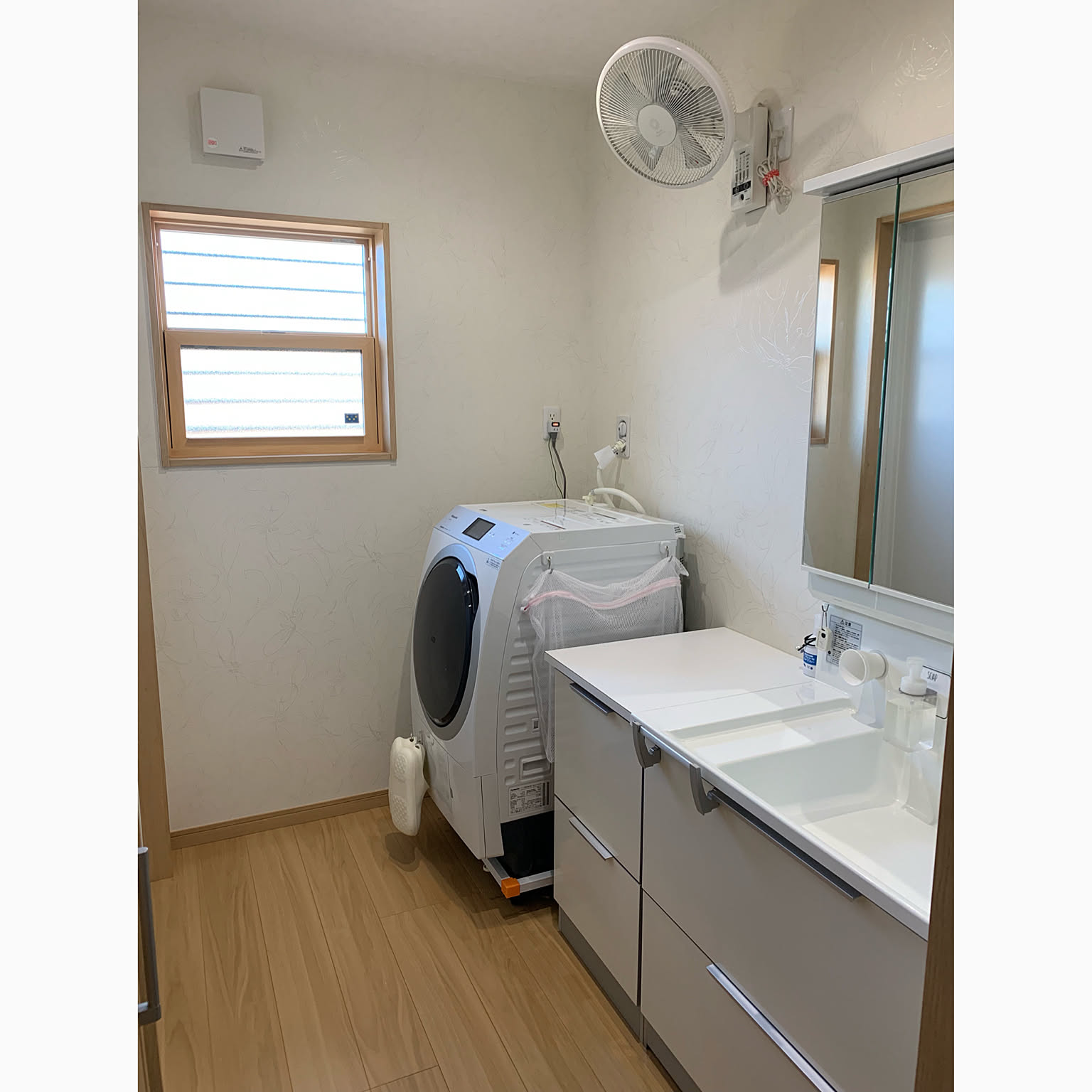 11f5ab93b44648a9fe050380bd044f