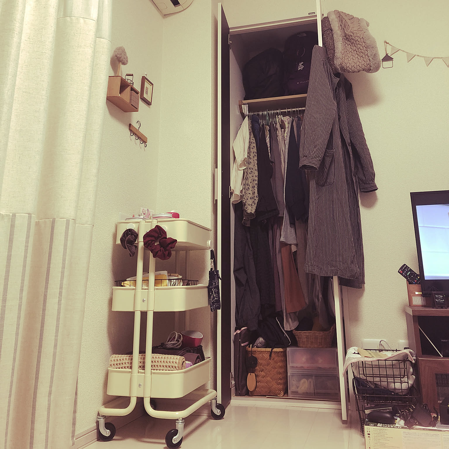 ハンガーラック IKEAワゴンのおすすめ商品とおしゃれな実例