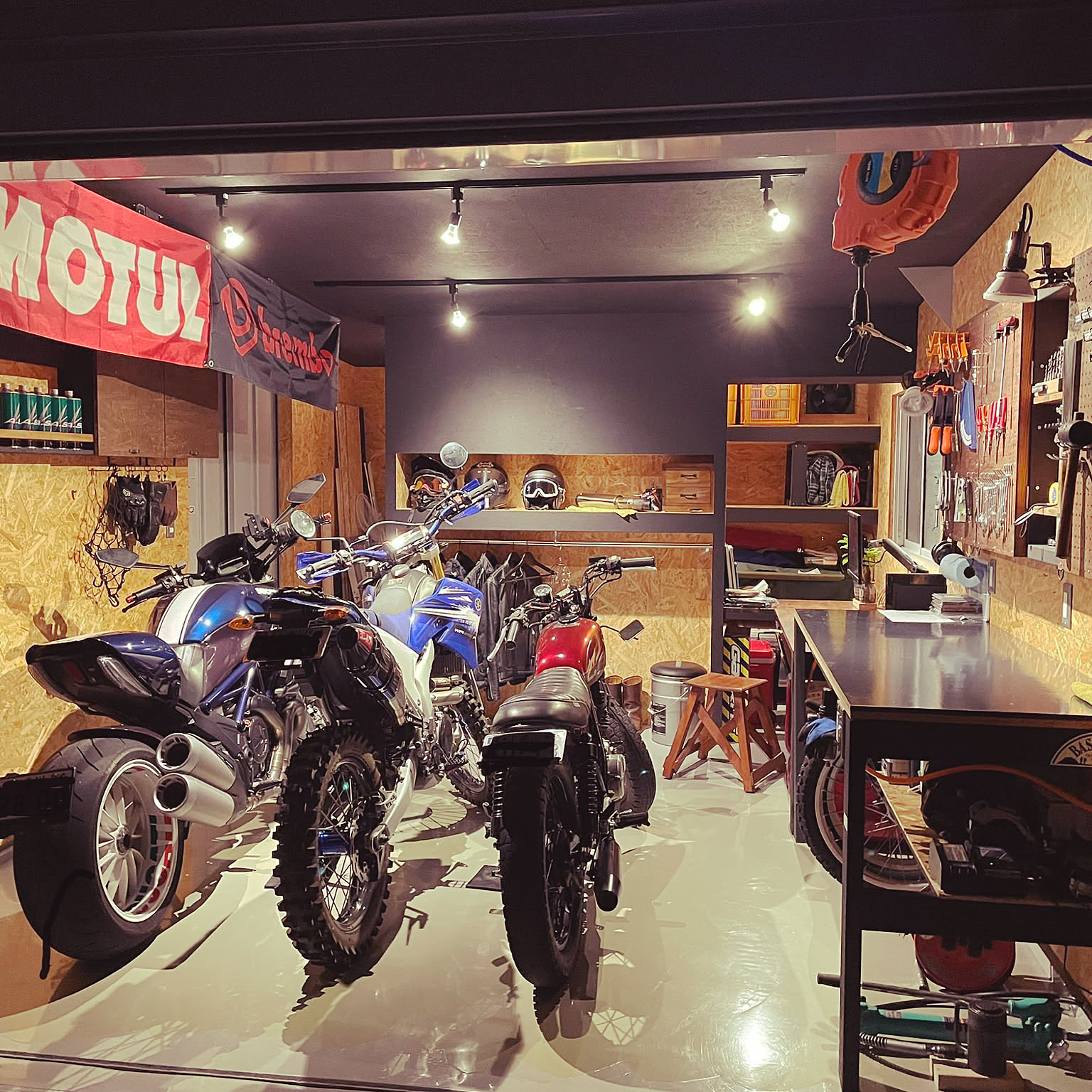 カスタムペイント　チェアー　ワンオフ　ガレージインテリア イーグルガレージ（EAGLE GARAGE） – バイクガレージ製作販売