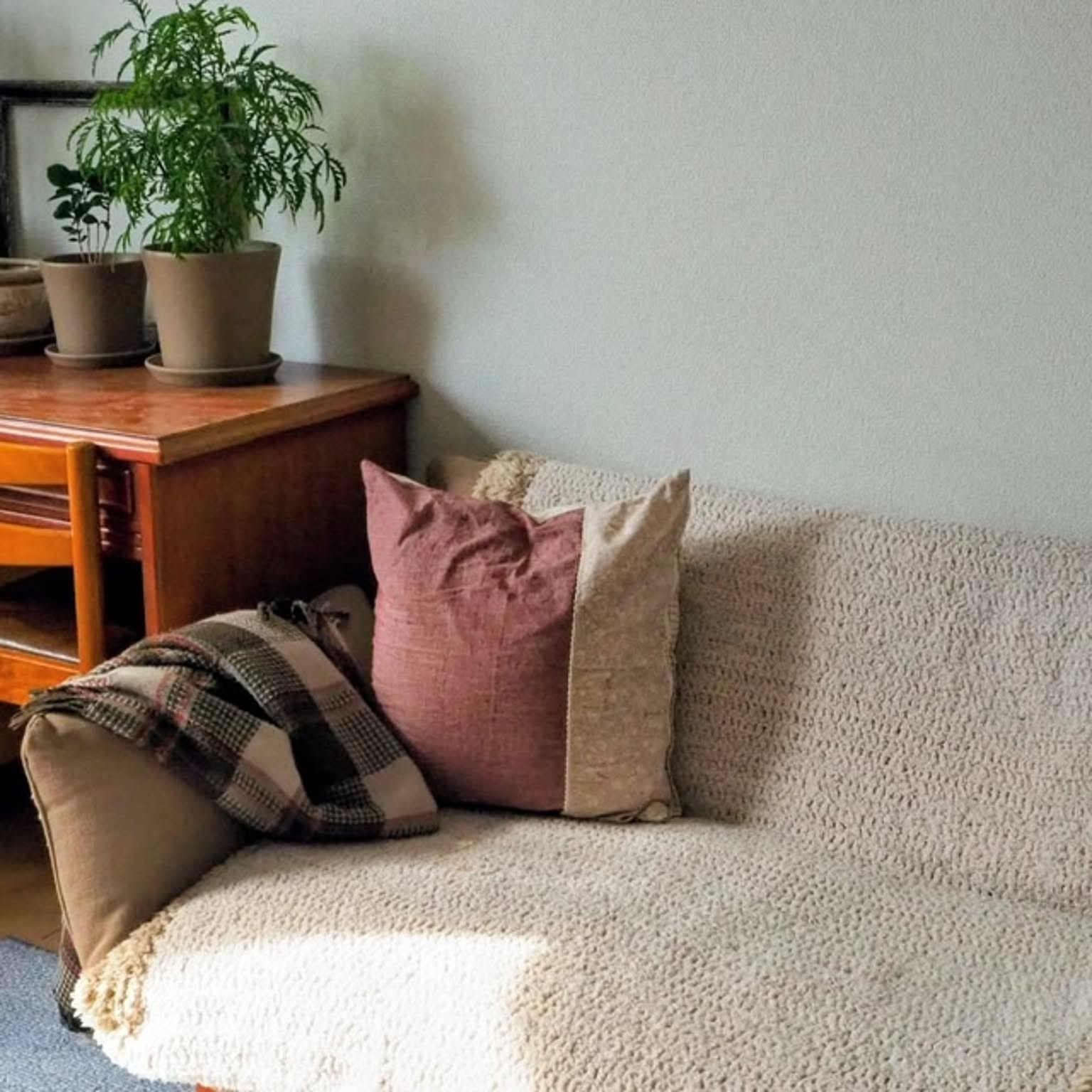 かぎ針編みのソファーカバーのおすすめ商品とおしゃれな実例