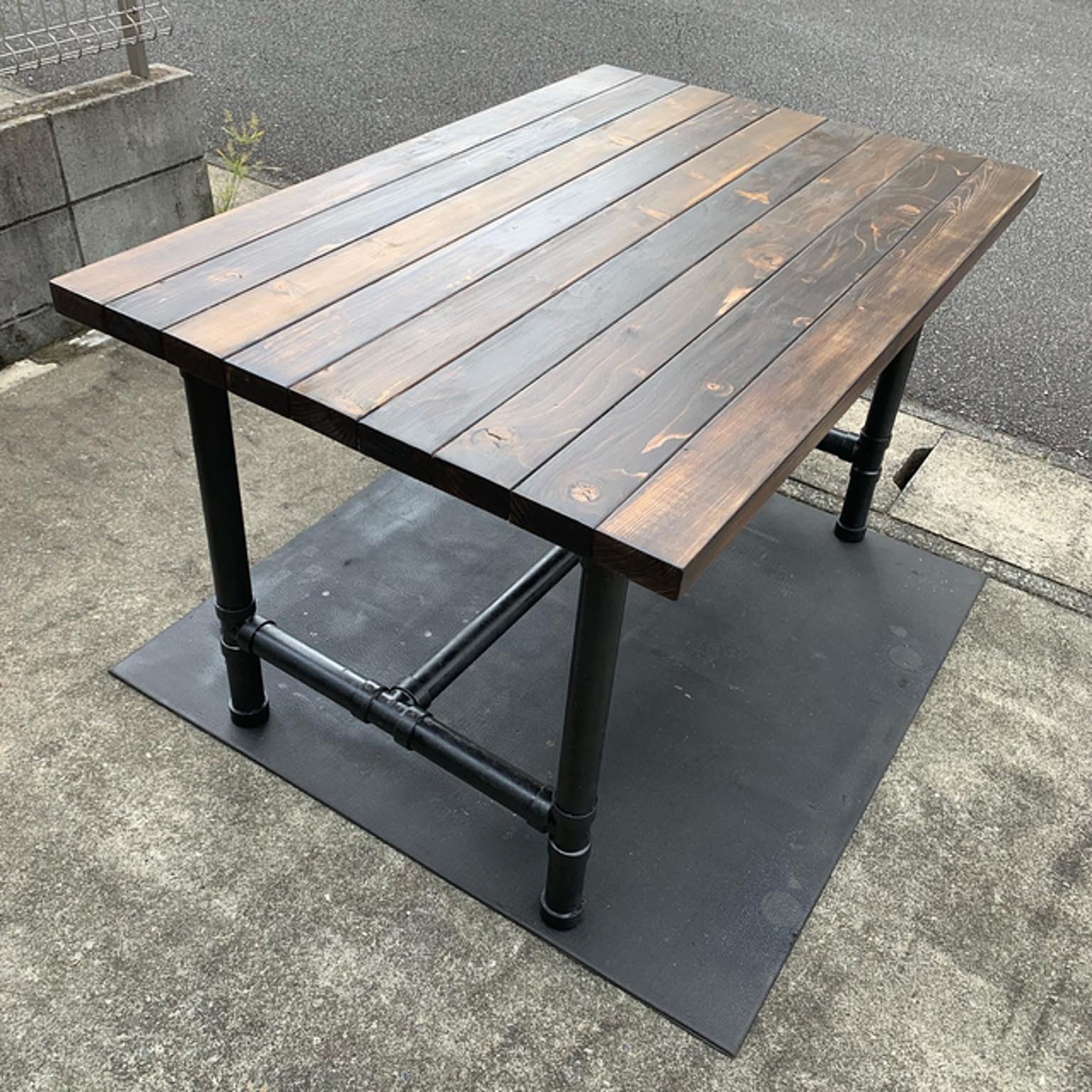 手作りテーブル DIY】2×4材でアンティーク風作業テーブルを自作する！ - アウトドア