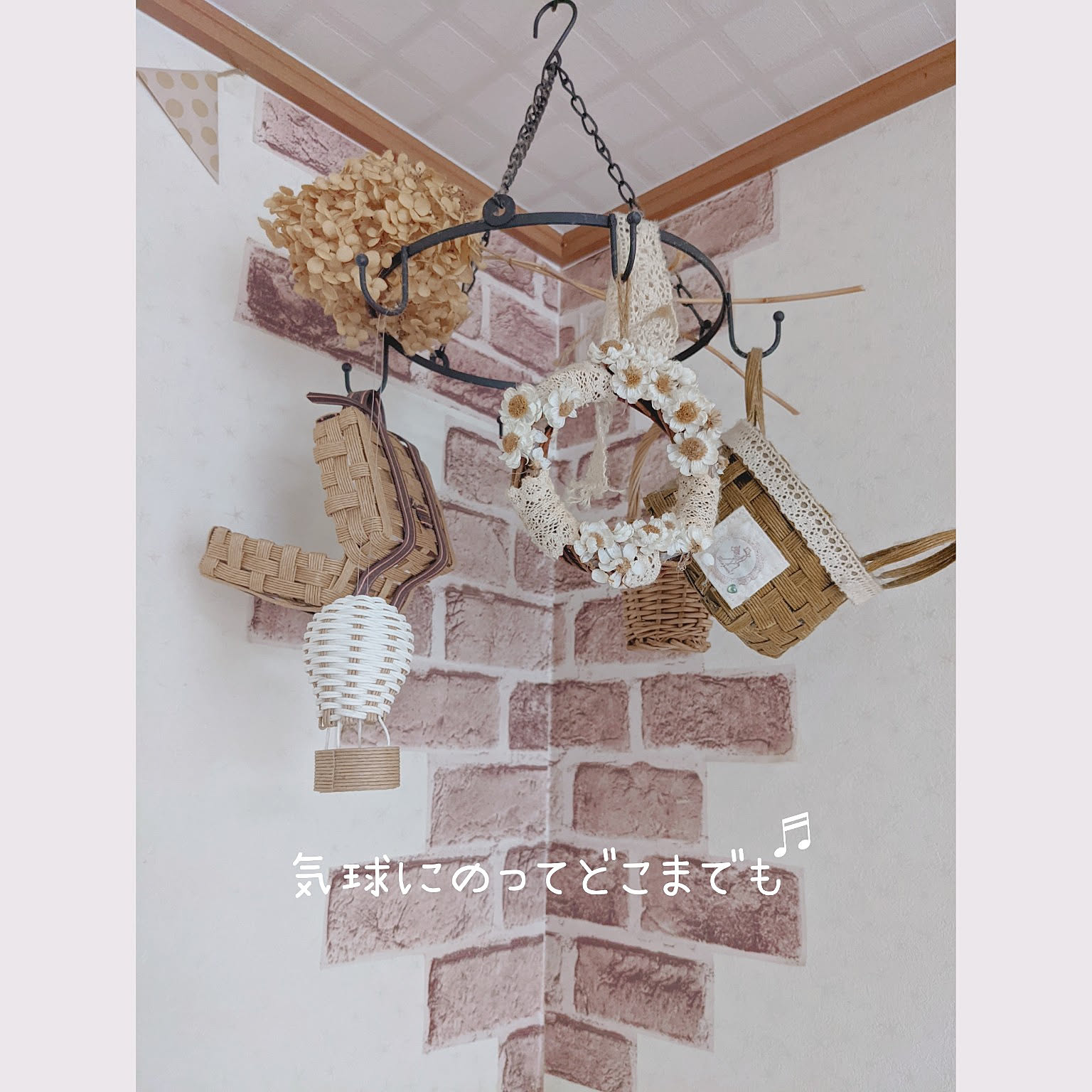 気球に乗った猫の壁掛けオブジェ【ハンドメイド クラフト 気球の