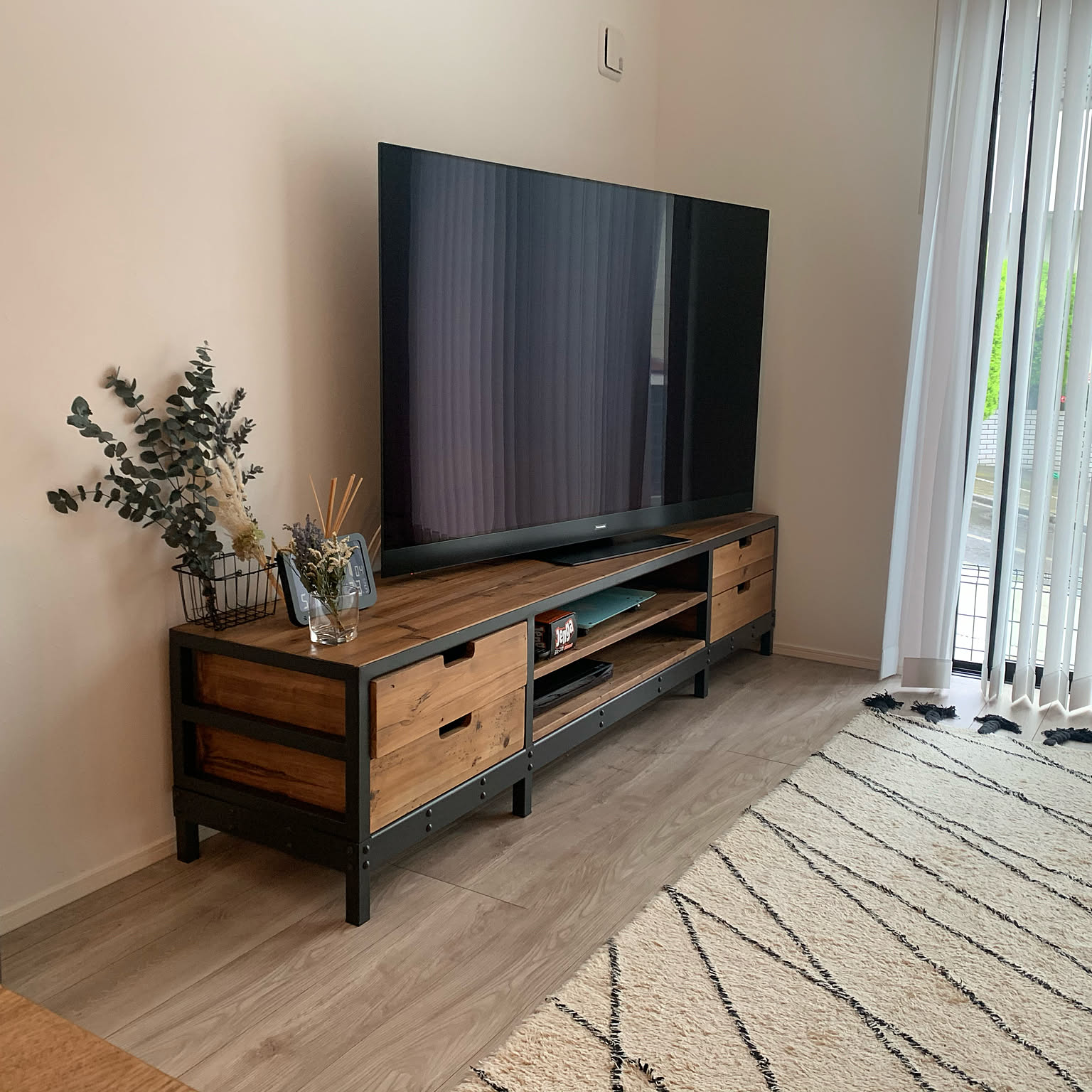 クラッシュゲートのテレビボードのおすすめ商品とおしゃれな実例