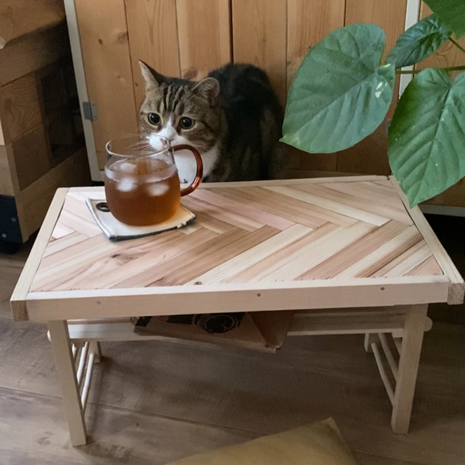 ヘリンボーンのラウンドテーブル【ハンドメイド家具】 ヘリンボーンのラウンドテーブル【ハンドメイド家具】 ヘリンボーンの