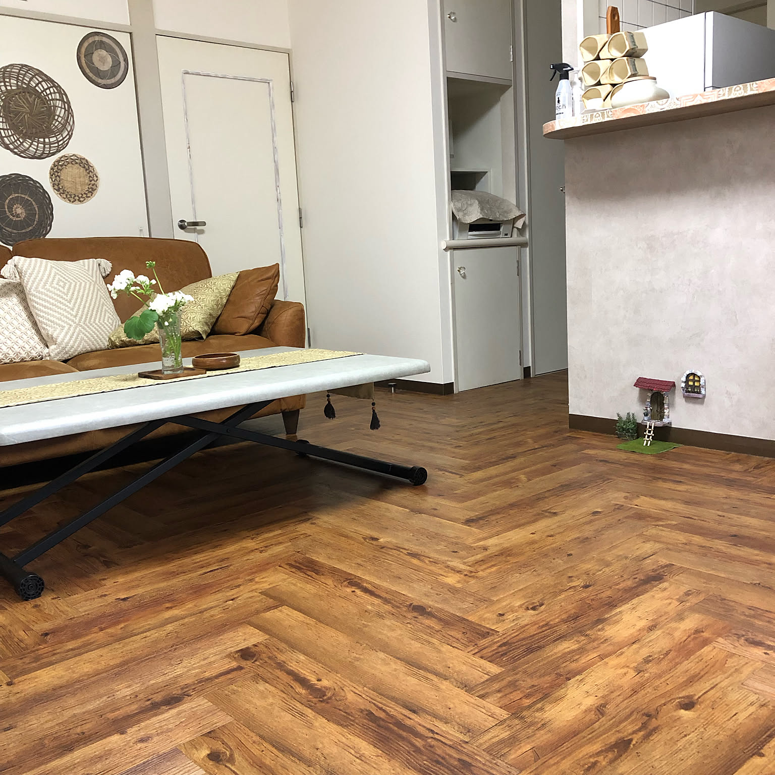 ヘリンボーンの床 フロアタイルの床のおすすめ商品とおしゃれな実例