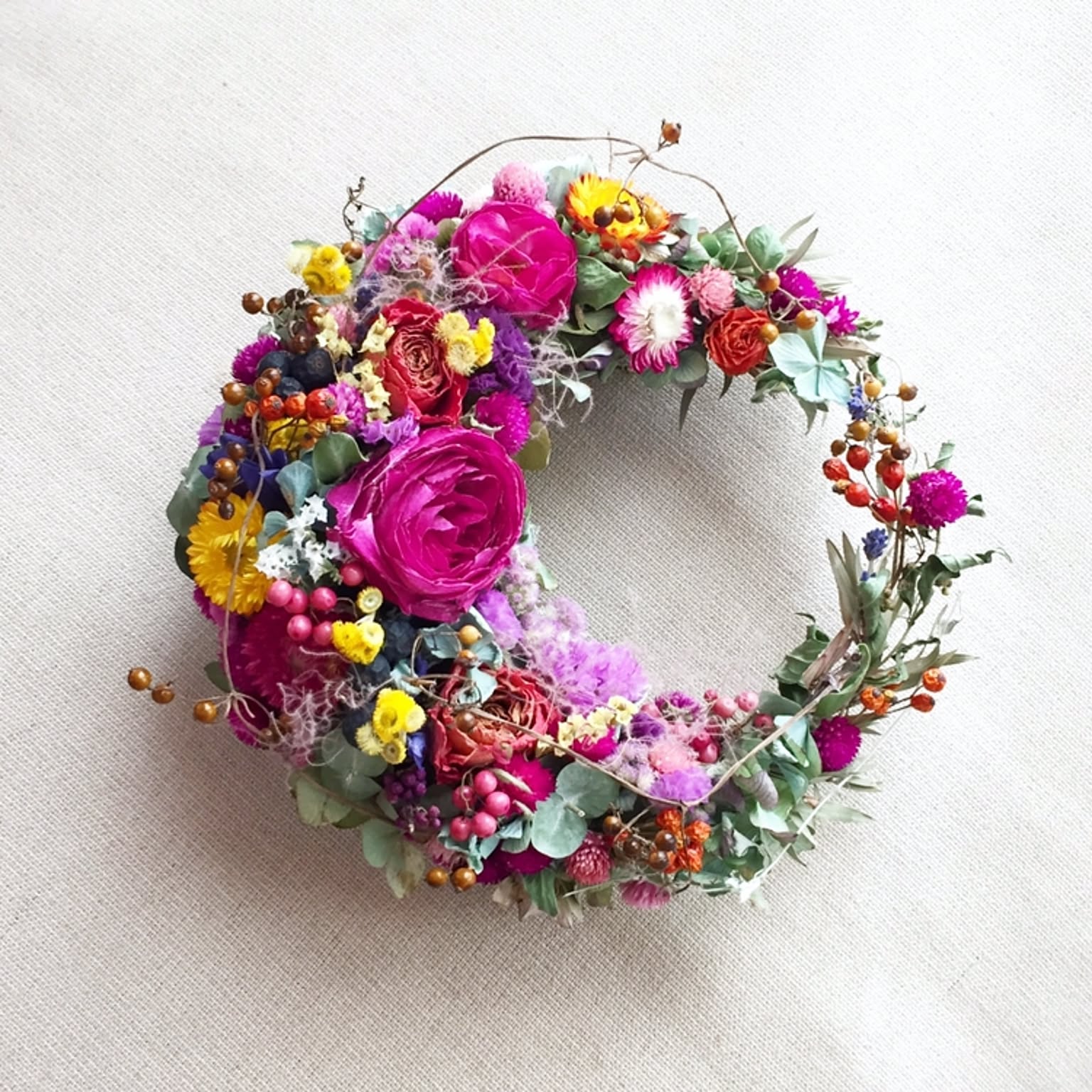 ドライフラワーꕤ︎︎スプレーバラとヘリクリサムお花いっぱい花籠リースꕤ壁飾り ドライフラワーꕤ︎︎スプレーバラとヘリクリサムお花いっぱい花籠