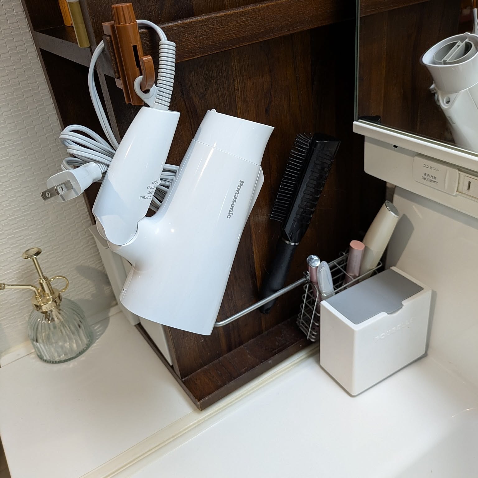 Panasonic ナノイー ヘアドライヤー ドライヤーホルダー付(ダイソー) ヘアードライヤー ナノケア EH-NA0J｜Panasonic他、1商品を使っ