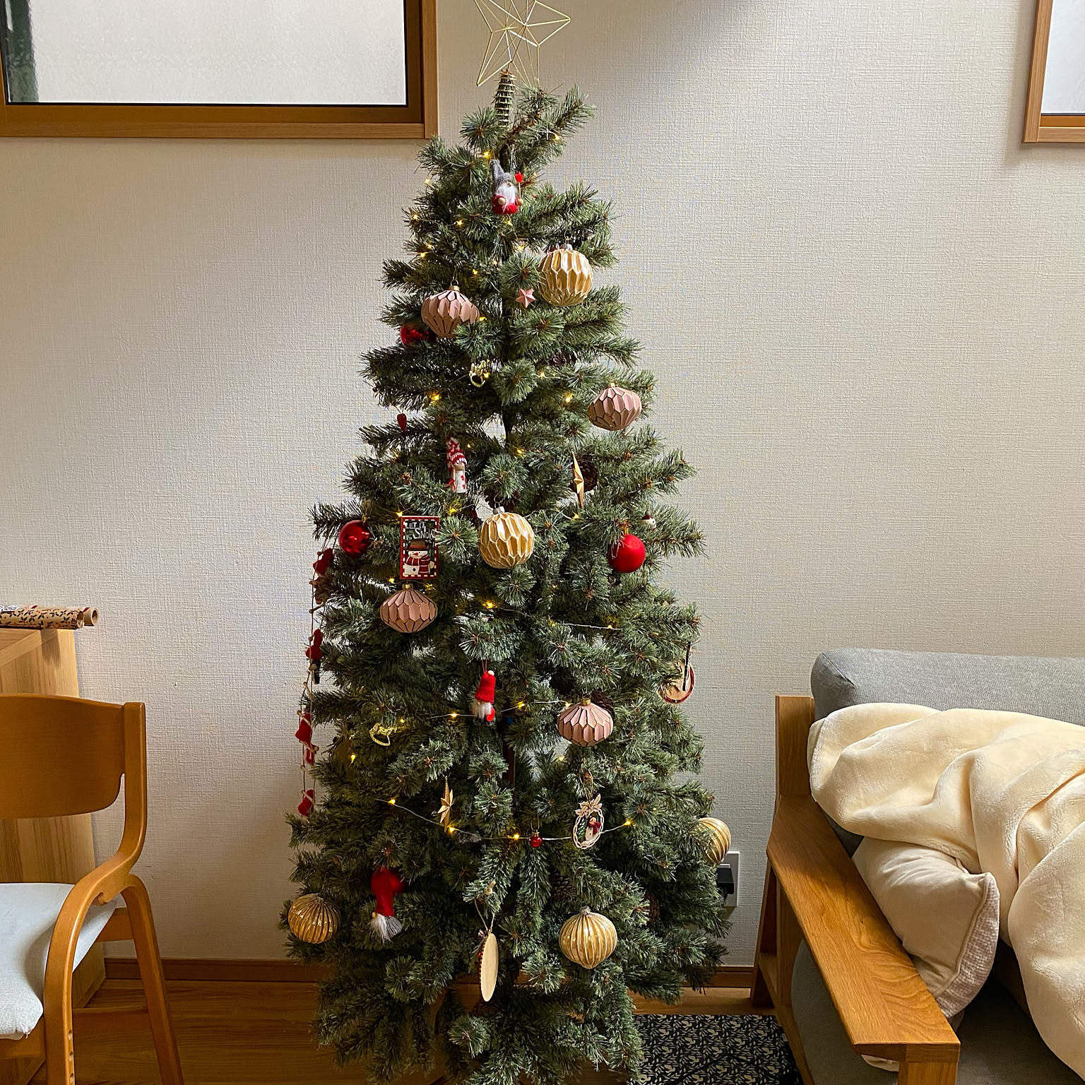 クリスマスツリー 赤×ゴールドのおすすめ商品とおしゃれな実例