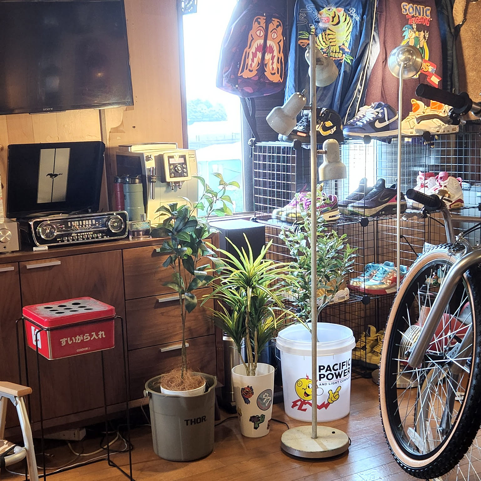 ヴィンテージのレコード かざり、おしゃれ、インテリア、 音楽をおしゃれに馴染ませる!!レコードの飾り方&インテリア33選