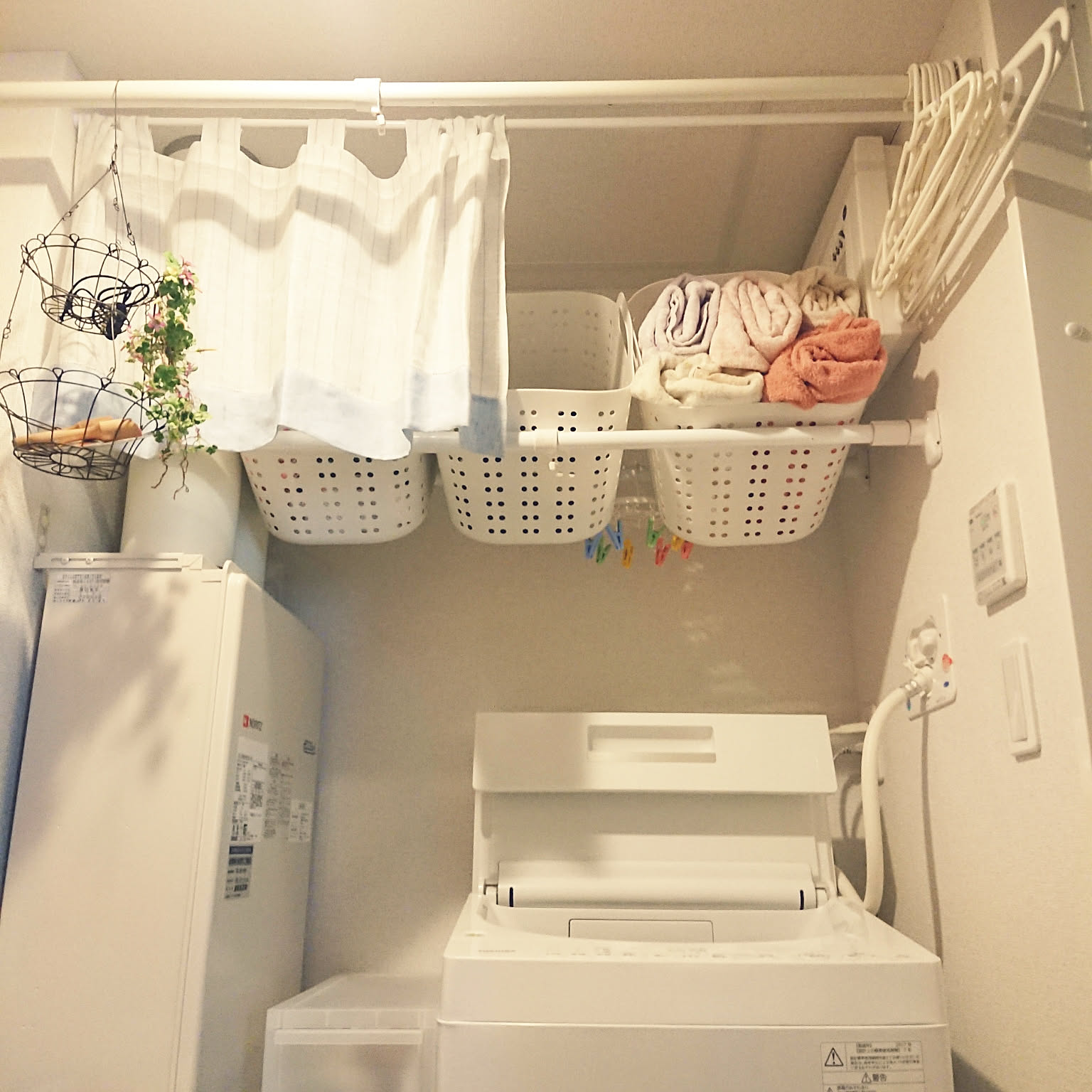 洗濯機上　収納棚　突っ張り棒 収納DIY】洗濯機上の棚をつっぱり棒で作る方法とおすすめロール