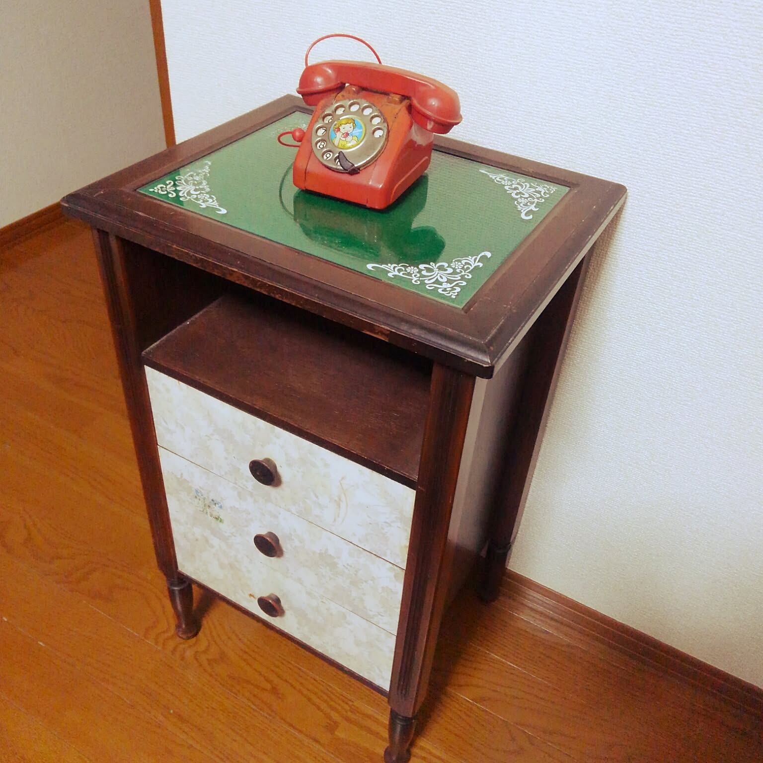 レトロ電話台のおすすめ商品とおしゃれな実例 ｜ RoomClip