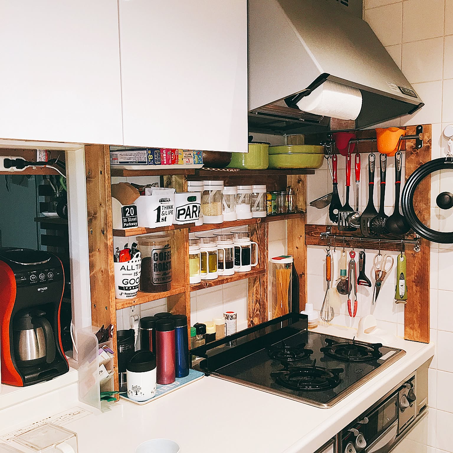 台所周りもスッキリ収納♪キッチン収納棚♪4段 ミディアムウォルナットカラー 台所周りもスッキリ収納キッチン収納棚4段 ミディアムウォルナット