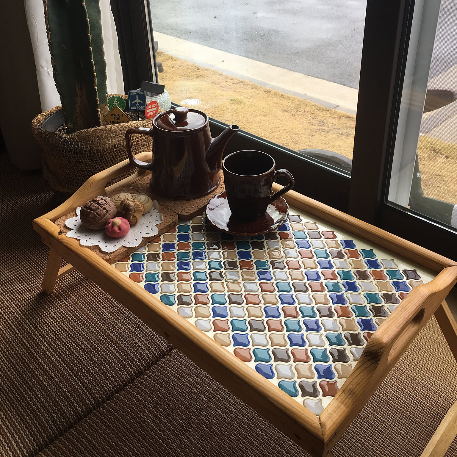 セリア 脚付きトレーの商品を使ったおしゃれなインテリア実例