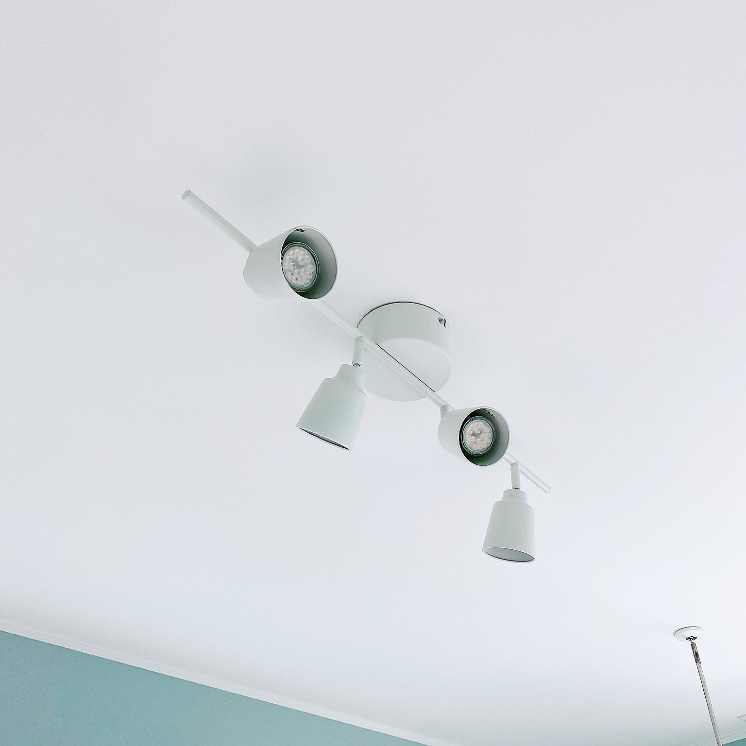 IKEA KNUTBO クヌートボー シーリングスポットライトリモコン電球付き KNUTBO クヌートボー シーリングスポットライト 4スポット