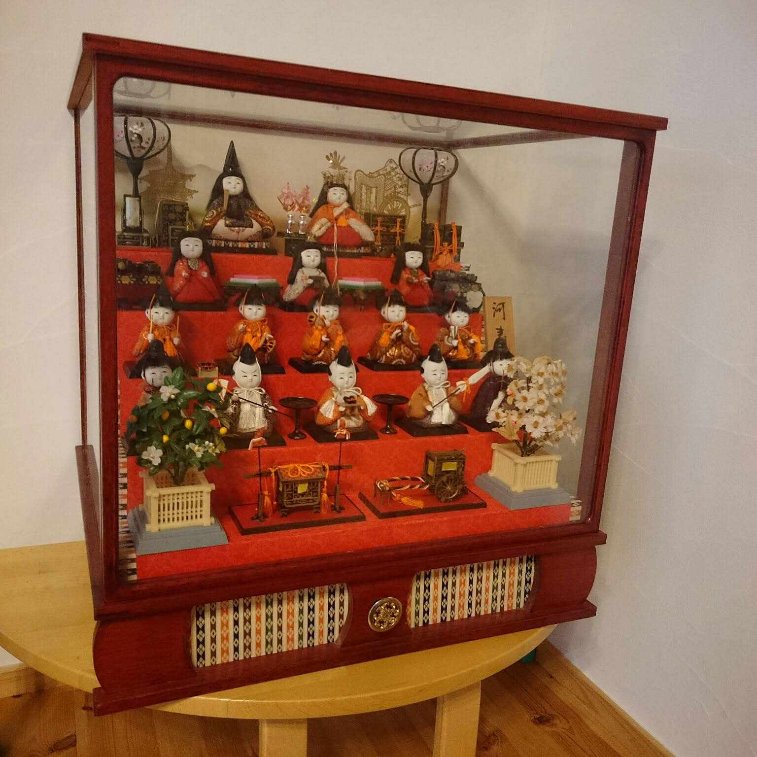 伝統的なひな人形 赤いディスプレイケース 伝統的なひな人形 赤い