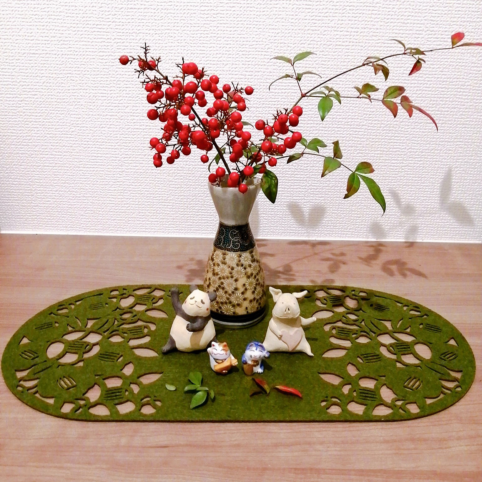 花工房】樹脂粘土 白い椿と南天 和花 お正月の飾り インテリア雑貨 ギフト