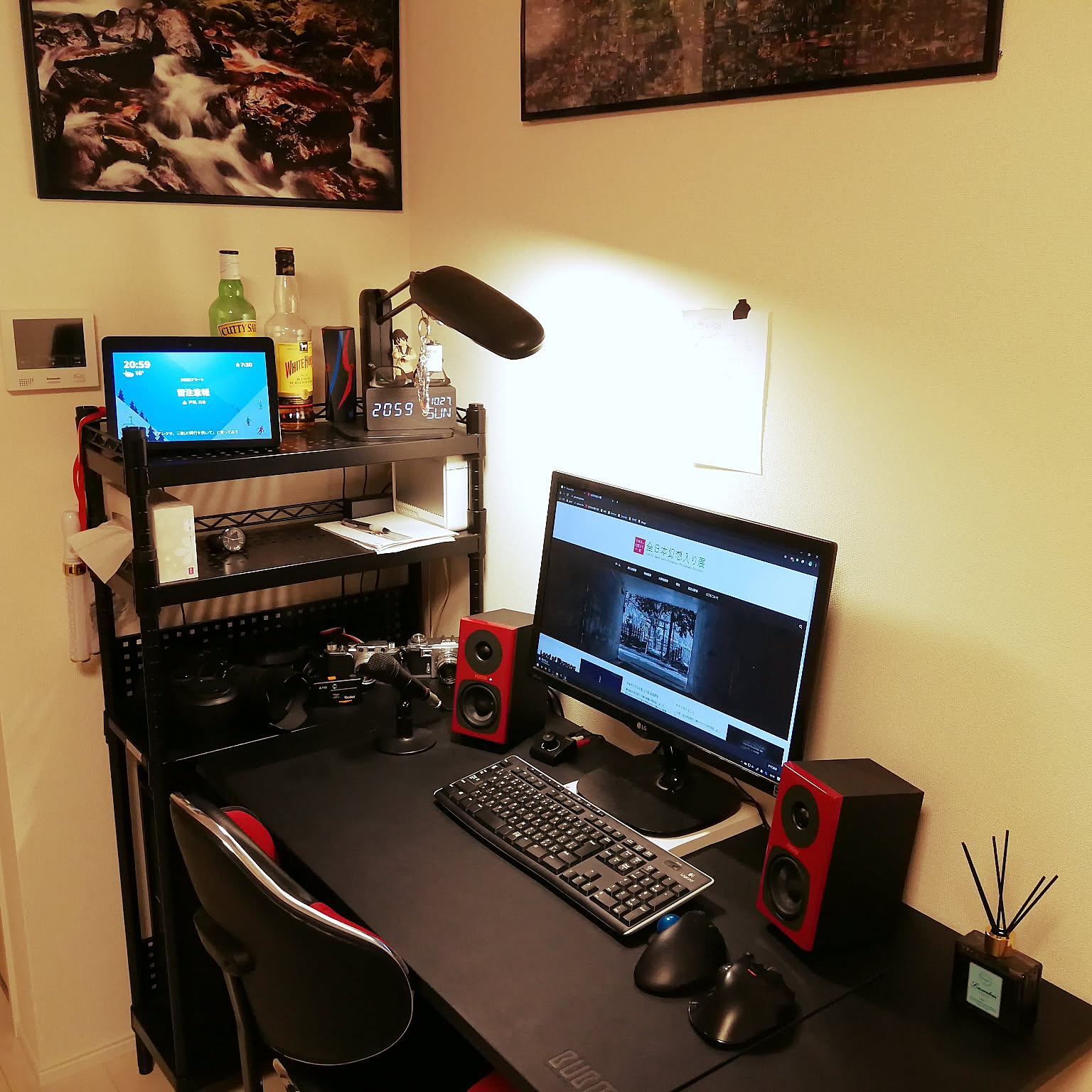 8畳の部屋にぴったりのパソコンデスク 机 8畳のレイアウト・おしゃれなインテリアコーディネートの実例