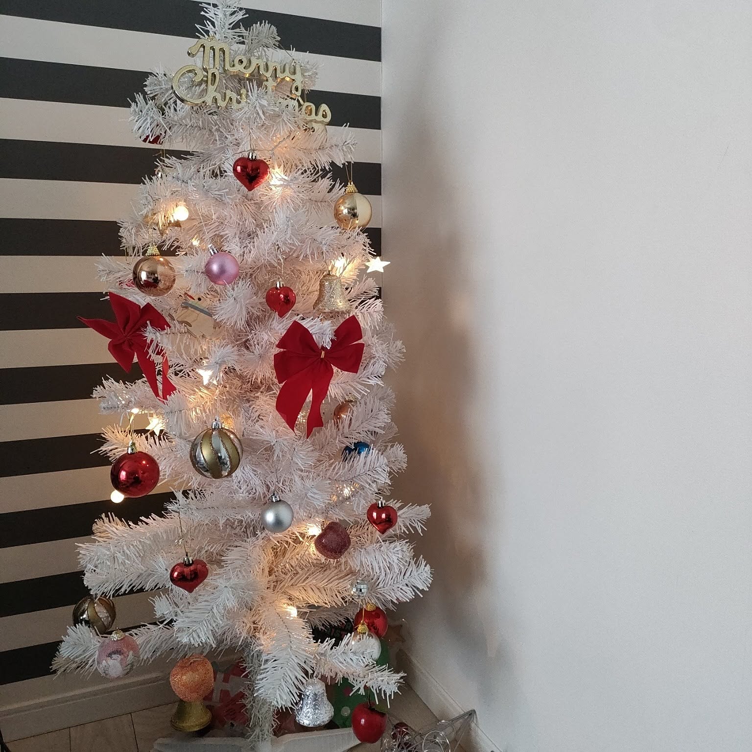 赤いリボンとボールのクリスマスツリー 71GpMqwYf-L._UF350,350_QL80_.jpg
