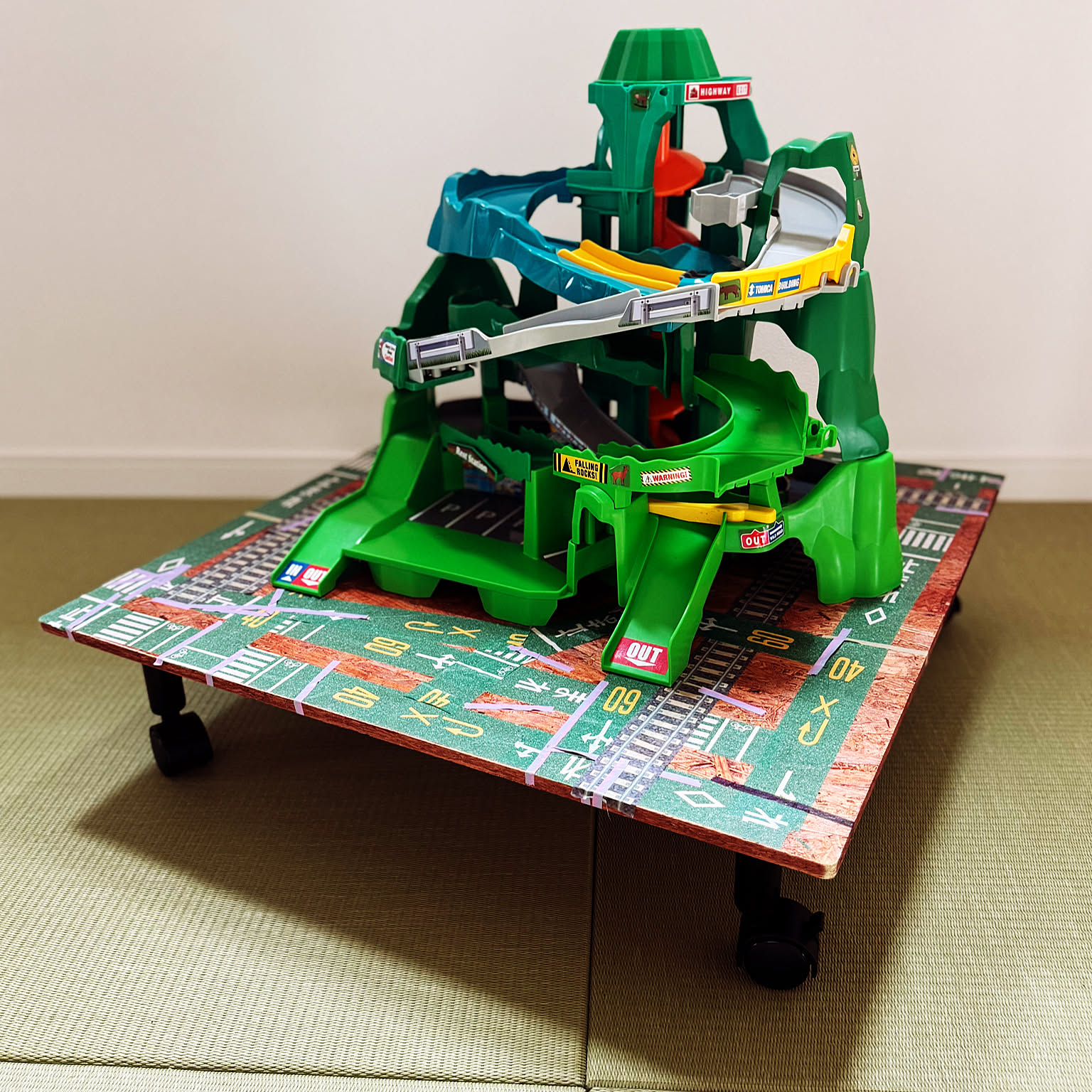 【レトロ】トミカタウン＆つながる道路セット売り　収納ケース・箱・おまけ付き トミカワールドとつながるどうろセット（マイホーム付き）｜トミカ