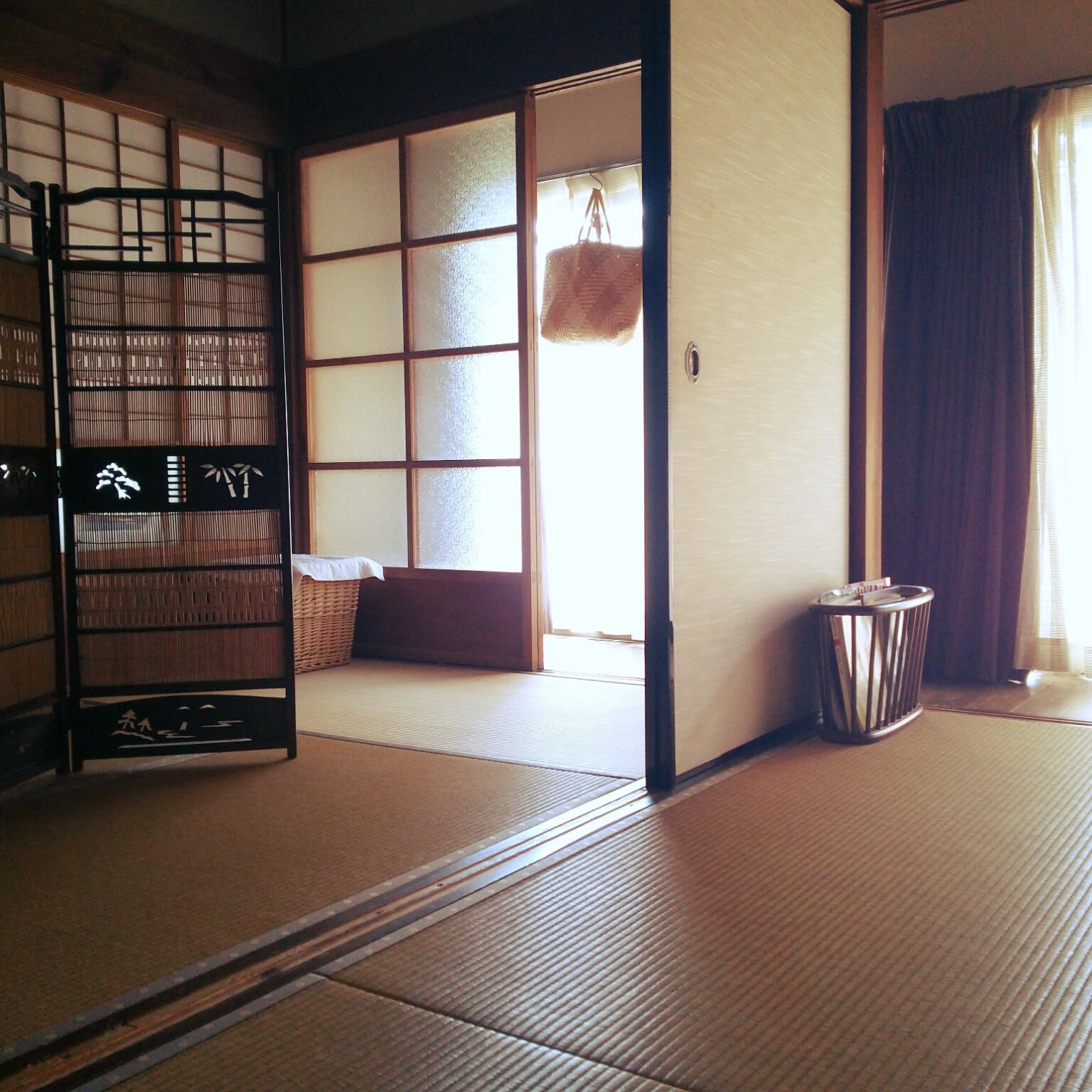 屏風　梅　ブラック　和室用　アンティーク調　折り畳み式 Amazon｜CenxnuHa パーテーション 間仕切り 和風衝立 4連