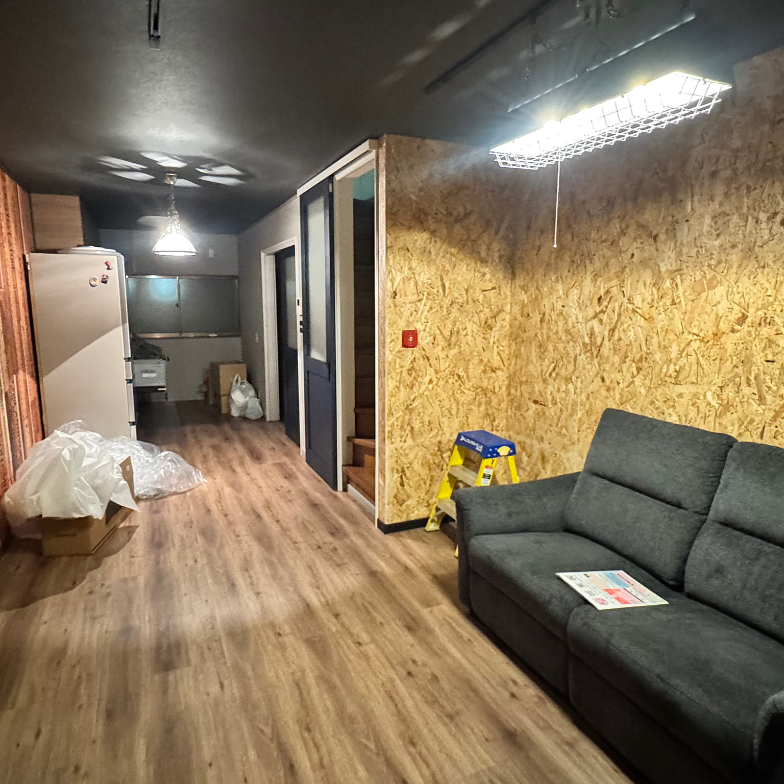 インダストリアル OSB合板のおしゃれなインテリア・部屋・家具の実例