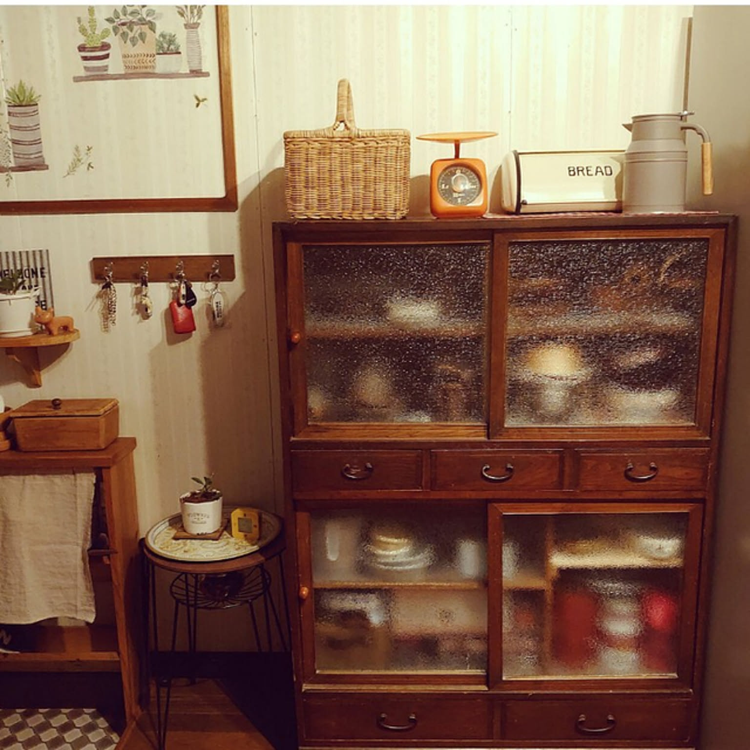 昭和レトロな食器棚のおすすめ商品とおしゃれな実例 ｜ RoomClip