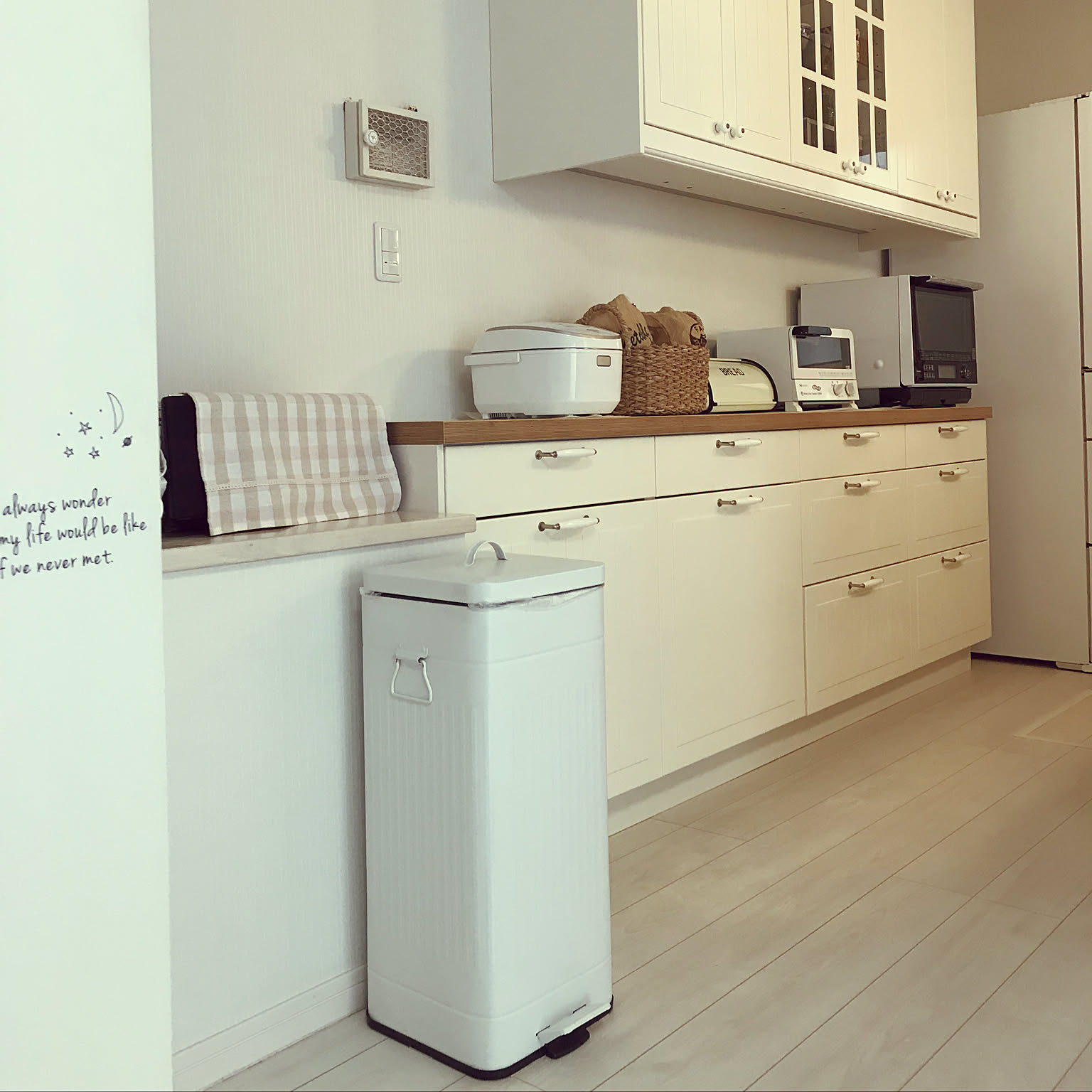 キッチン 白いゴミ箱のおすすめ商品とおしゃれな実例 ｜ RoomClip