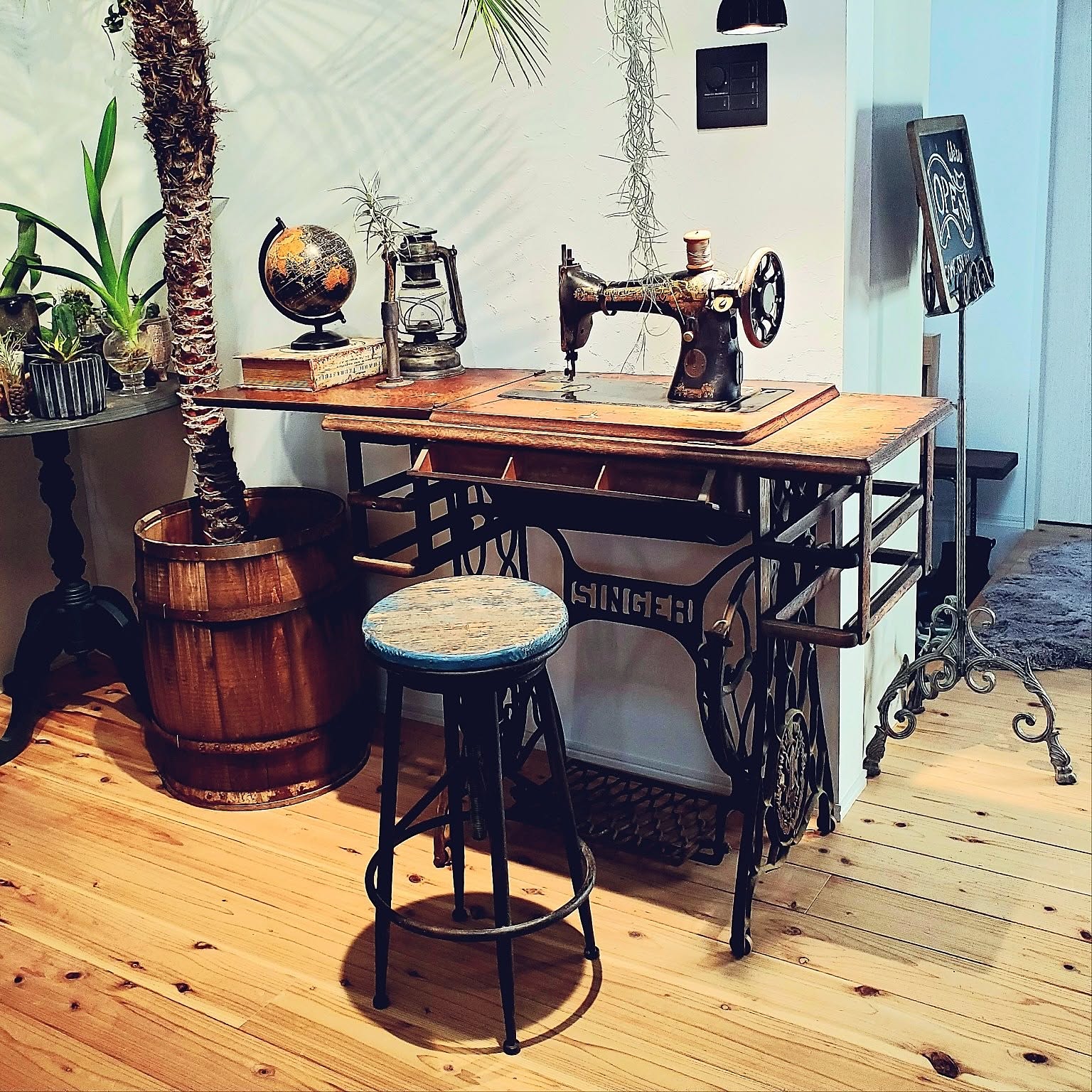 ミシンテーブル(MISHIN) 網目のミシン台 インテリアや花台などに ミシンテーブル(MISHIN) 網目のミシン台 インテリアや花台などに