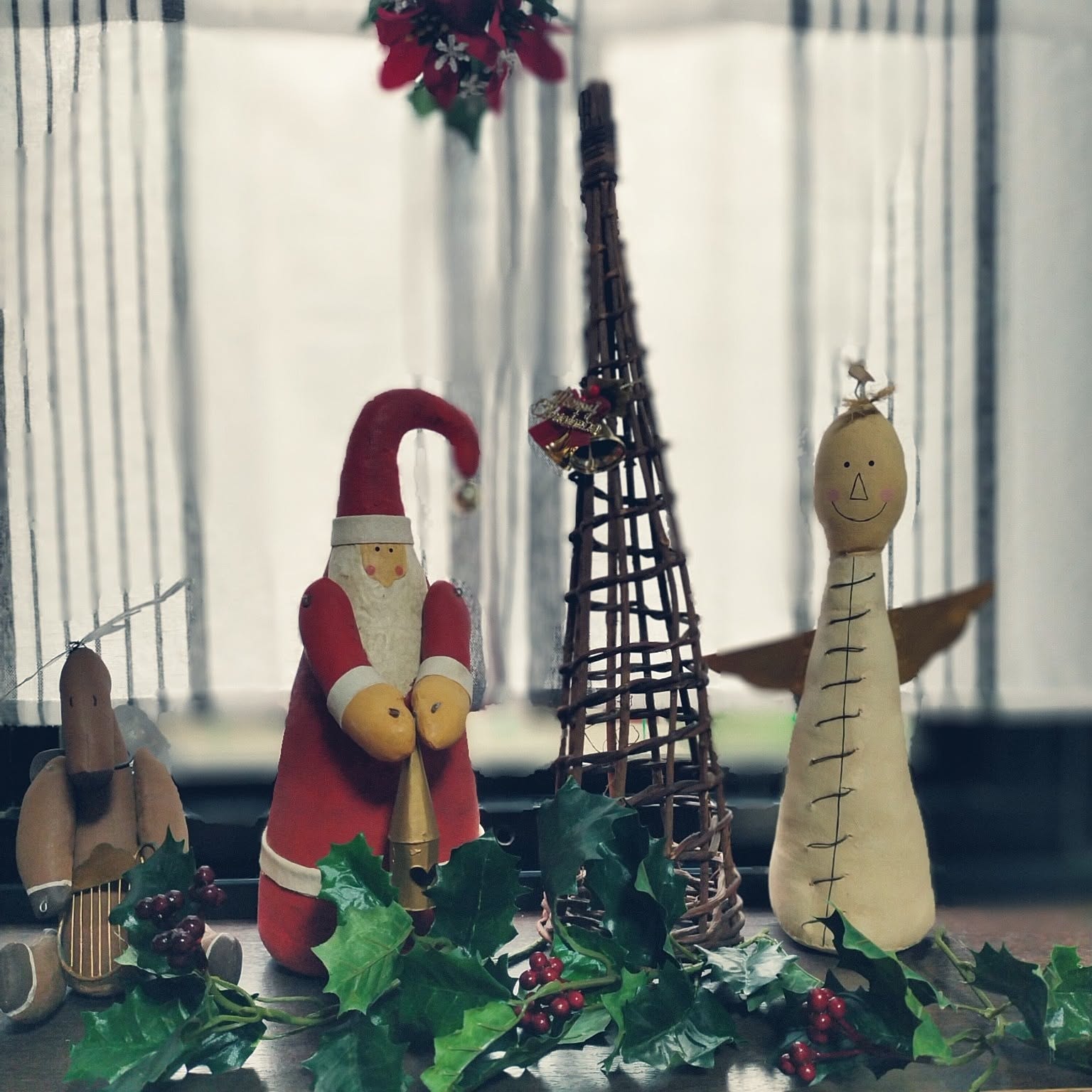 クリスマスディスプレイ ヒイラギのおしゃれなアレンジ・飾り方 クリスマスディスプレイ ヒイラギのおしゃれなアレンジ・飾り方