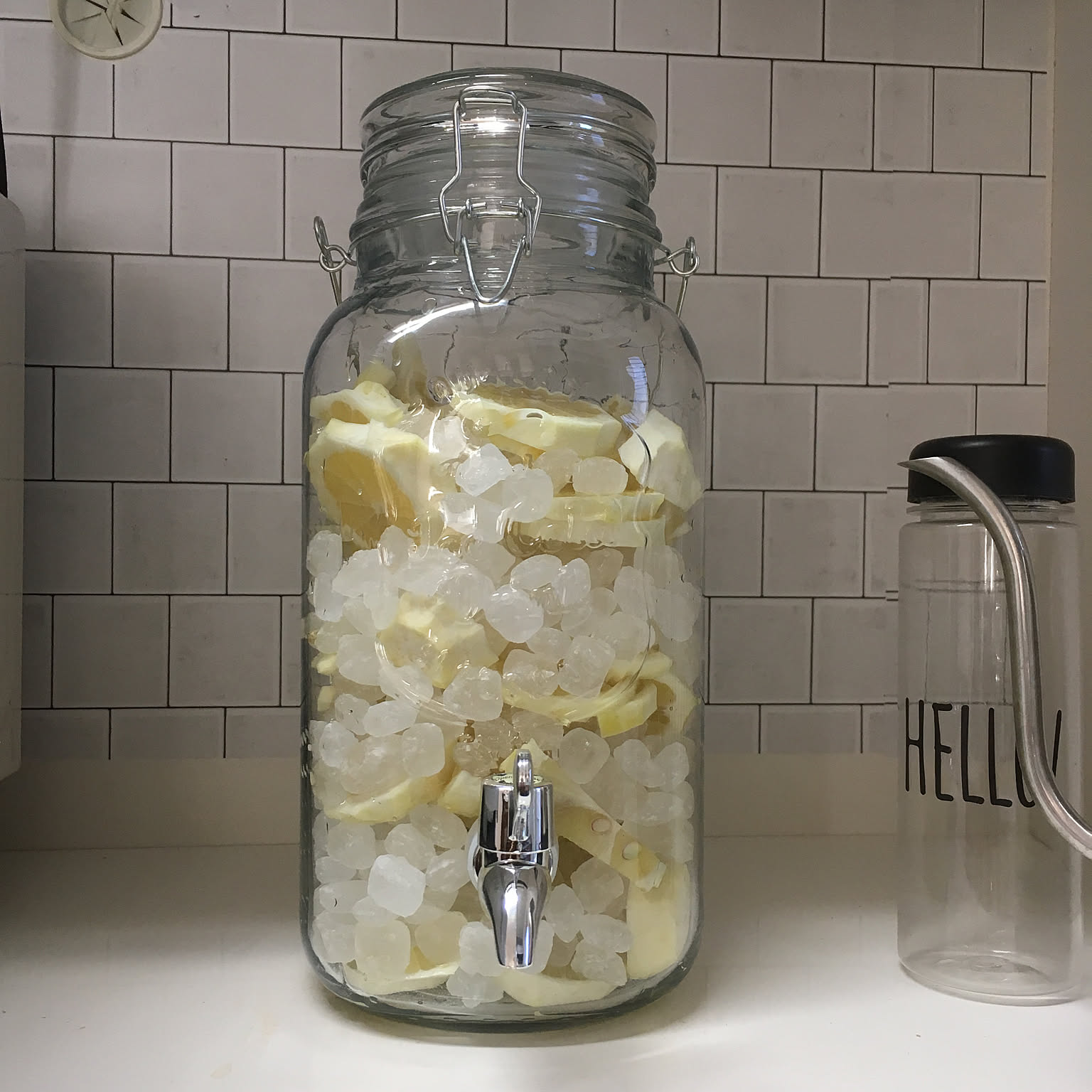 ガラス雑貨蛇口付き 唐辛子入り瓶置物