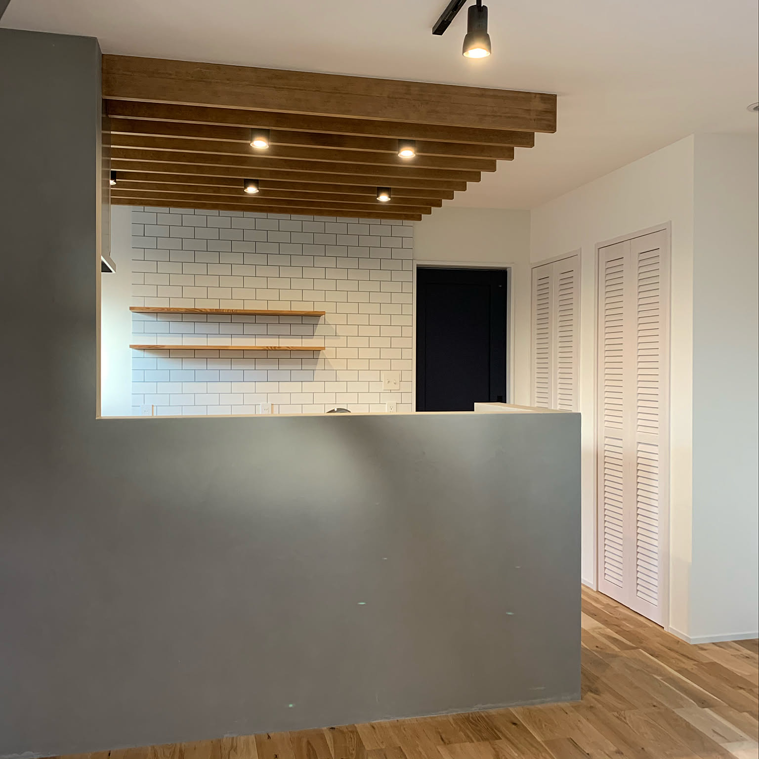 サナページです。ヴィンテージ ルーバー風インテリア サナページです。ヴィンテージ ルーバー風インテリア サナページです