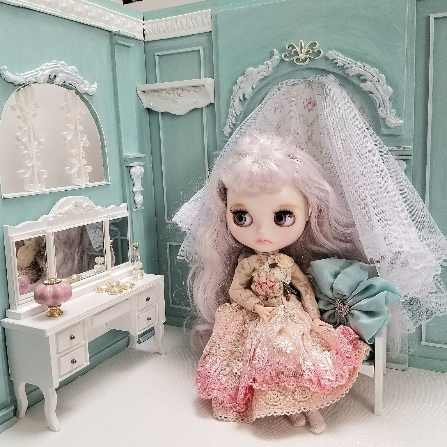 1/6スケールドールハウス洋館左壁 古い感じの壁紙 シェルフ 額縁