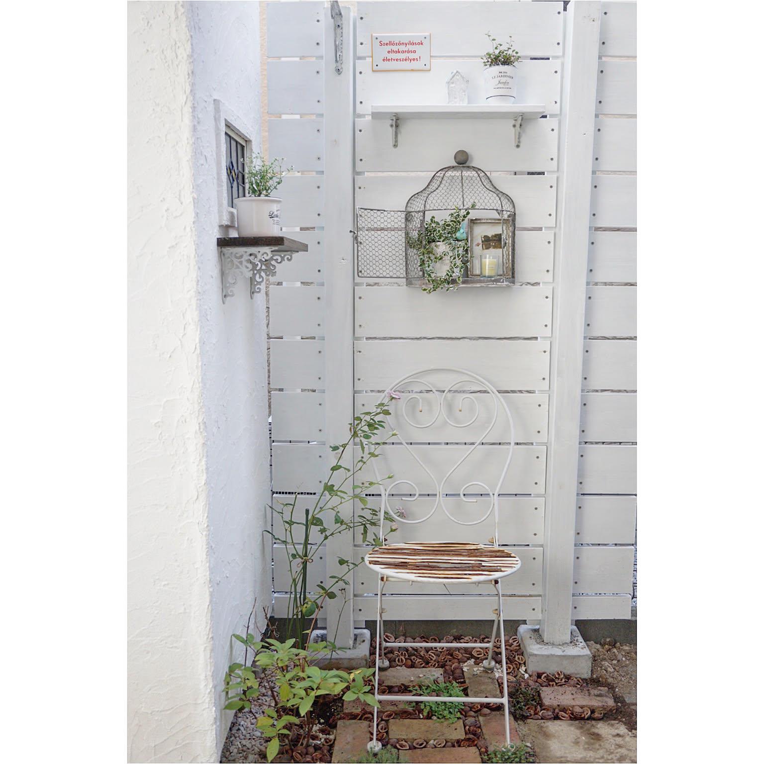 シャビーシック 小屋のある庭のおすすめ商品とおしゃれな実例