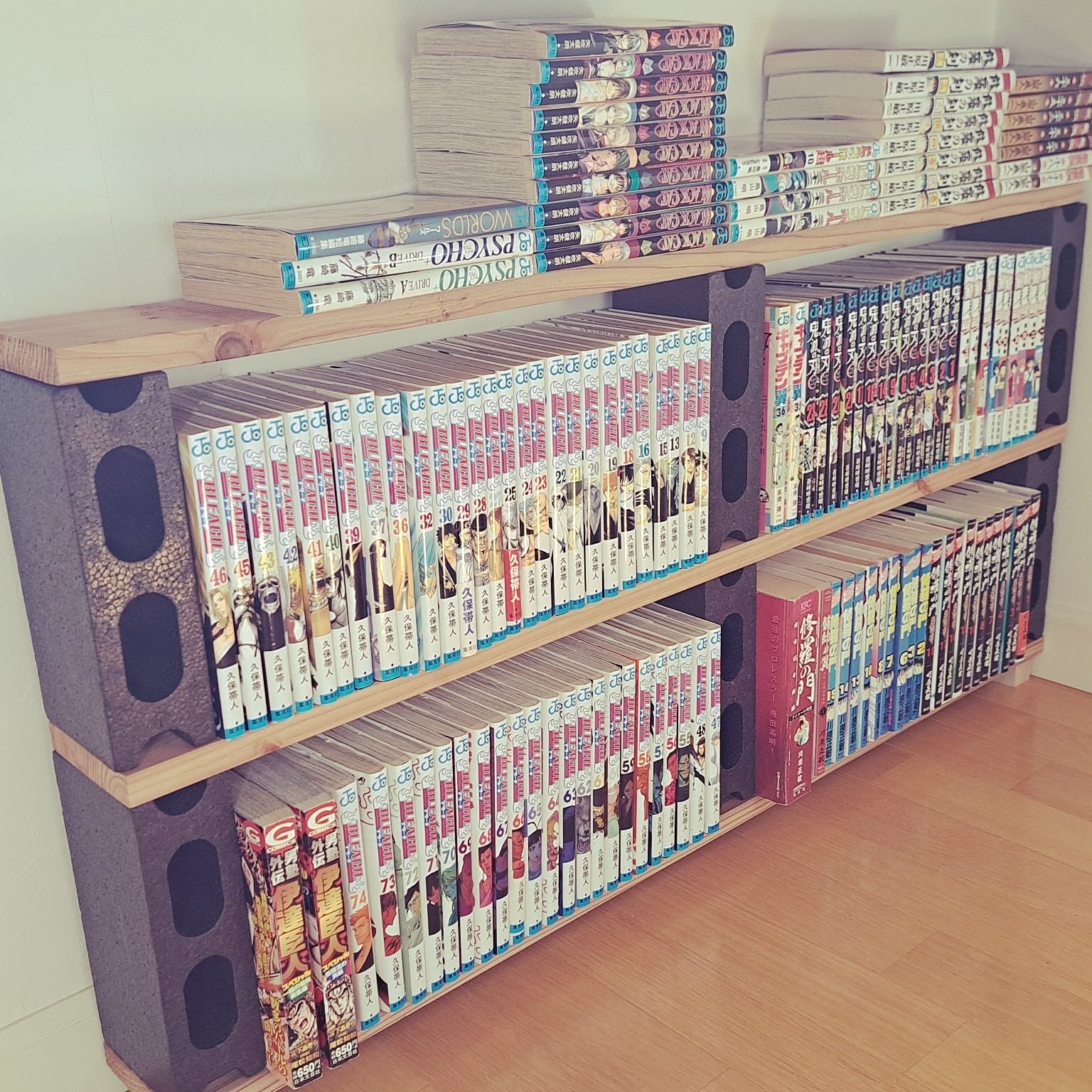 コミック 漫画本 多数 手作り本棚！ コミック 漫画本 多数 手作り本棚