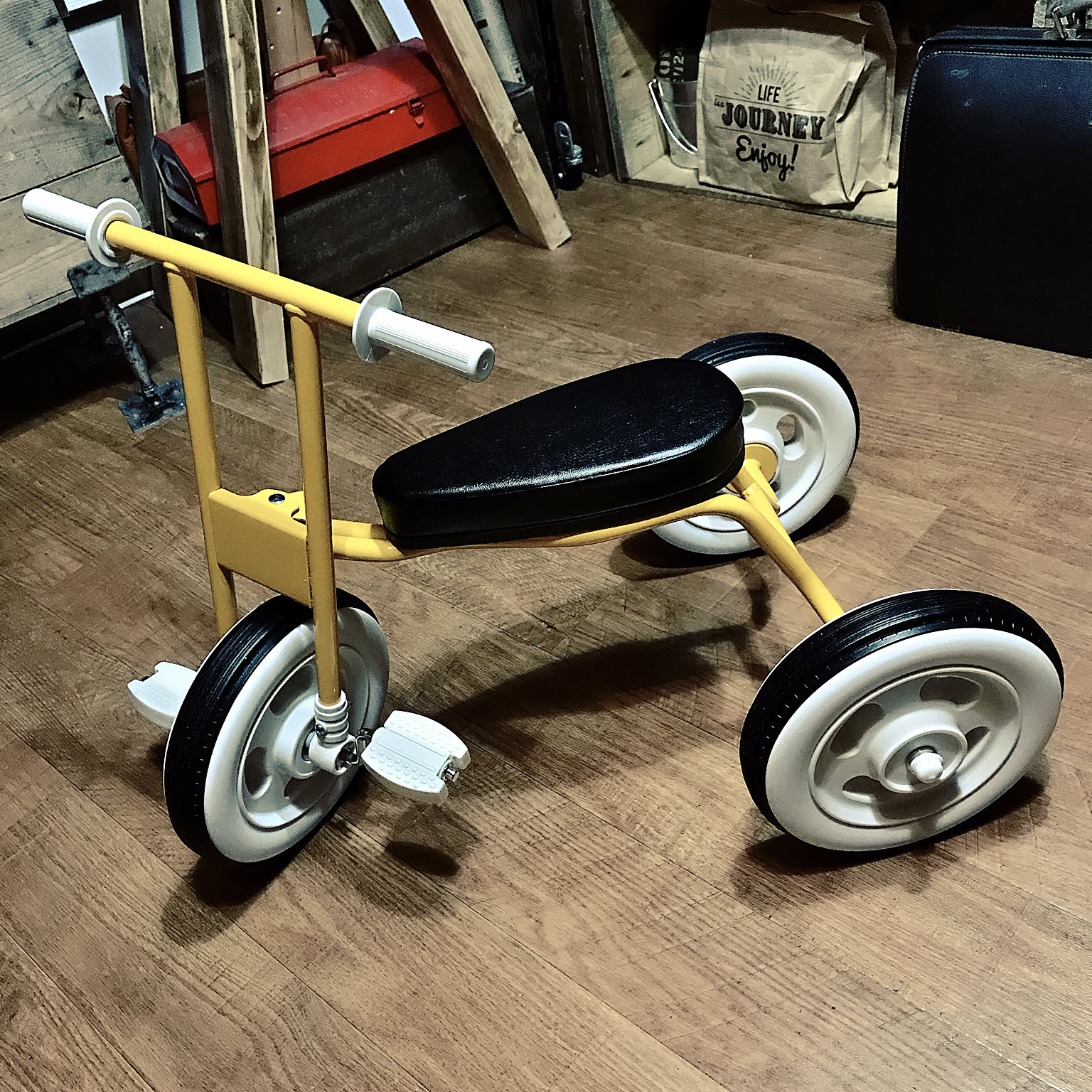 無印良品 三輪車 イエロー 無印良品 三輪車 復刻版 イエロー｜おもちゃレンタル｜relashTOKYO