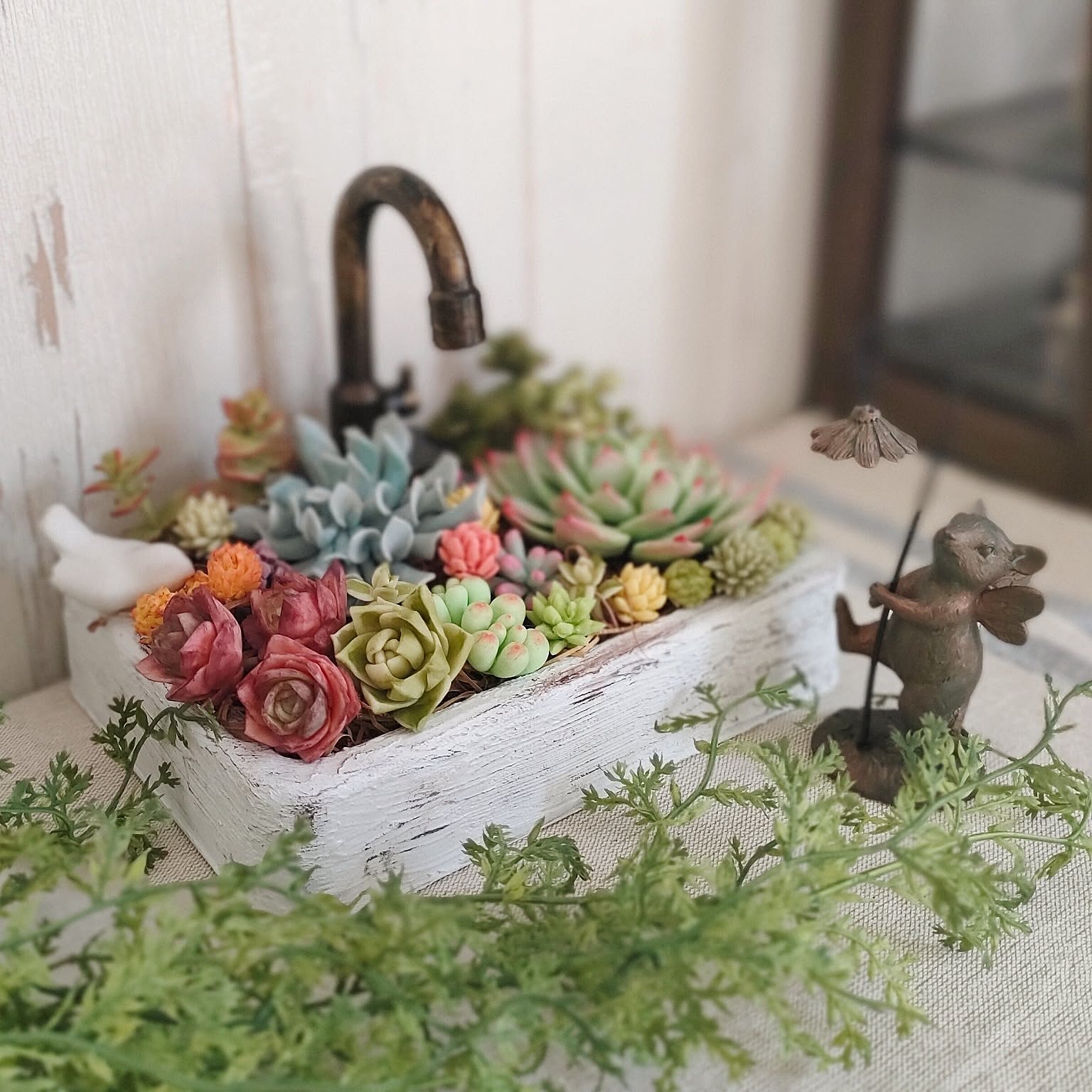 ꕥ多肉寄せ植えꕥお眠り中白猫ちゃん＆ハウスオブジェ付き オブジェ