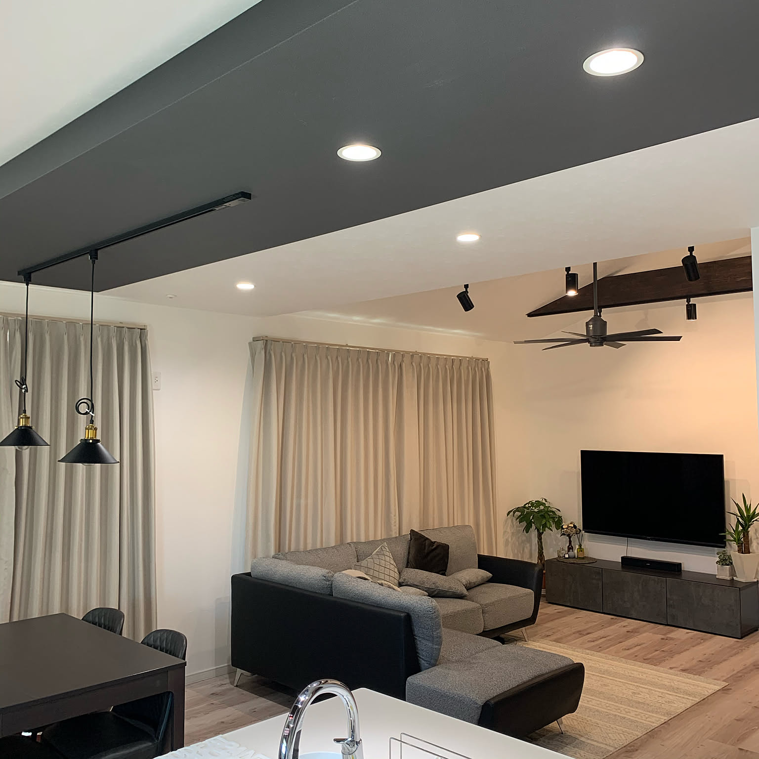 リビングダイニング/L字ソファー/勾配天井/折り下げ天井/IKEA家具