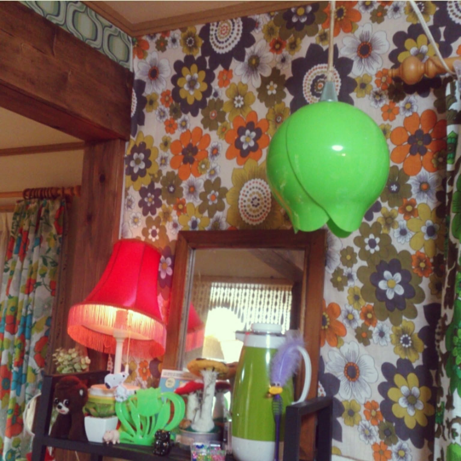 レトロポップ 花柄壁紙のおすすめ商品とおしゃれな実例 ｜ RoomClip